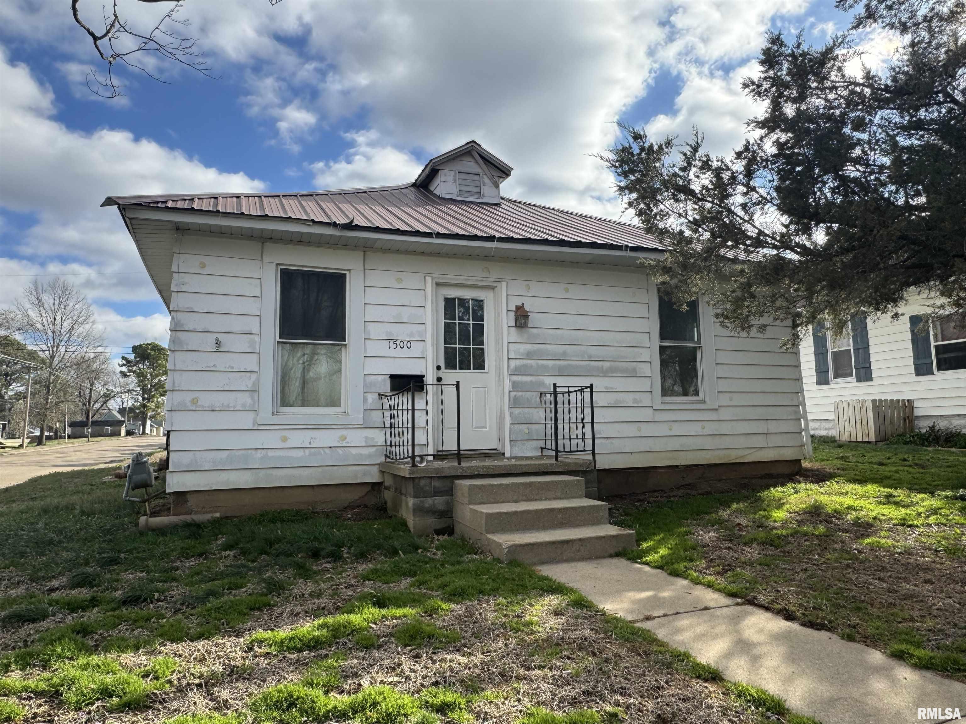 Photo 1 of 18 — 1500 W TYLER Street, Herrin, IL 62948