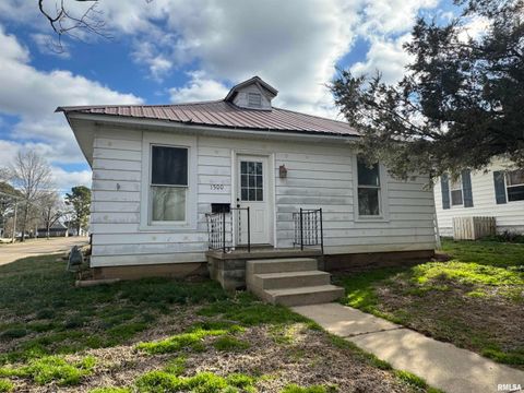 Homes For Sale - 1500 W Tyler Street<br/> Williamson County, Herrin, IL 62948
