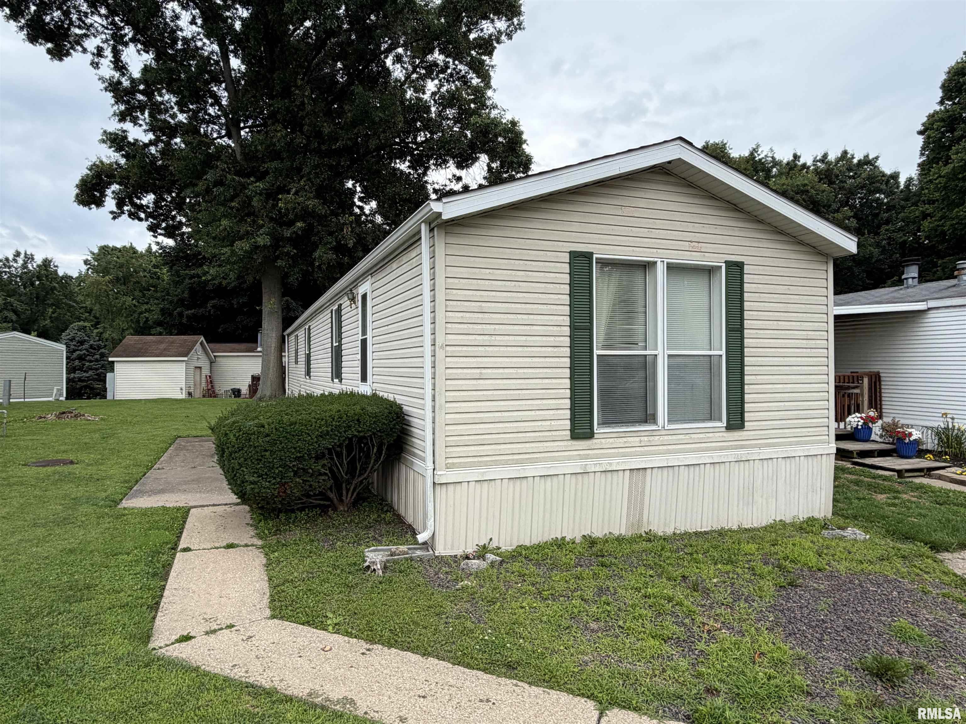 Photo 1 of 8 — 1515 N LINCOLN Avenue 14, Springfield, IL 62702