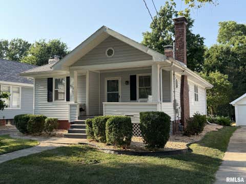 Homes For Sale - 932 W Douglas Avenue<br/> Jacksonville, IL 62650