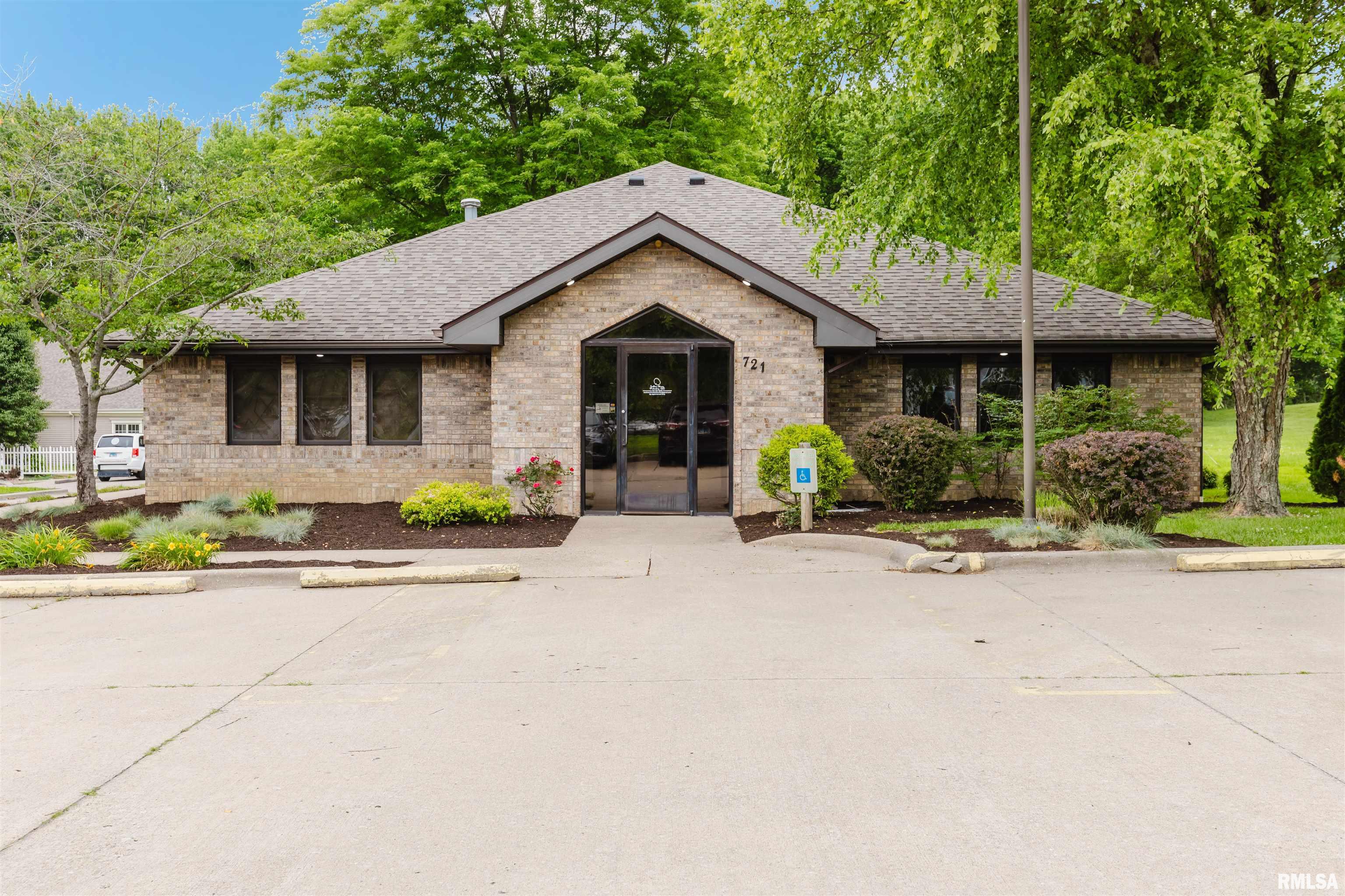 Photo 1 of 41 — 721 S LEWIS Lane, Carbondale, IL 62901