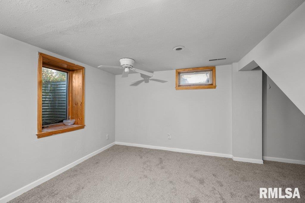 2122 N Fairmount Street, Davenport, Iowa image 4
