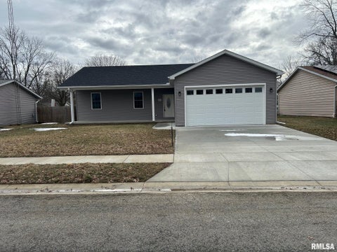 Homes For Sale - 910 E Heights Avenue<br/> Christian County, Taylorville, IL 62568