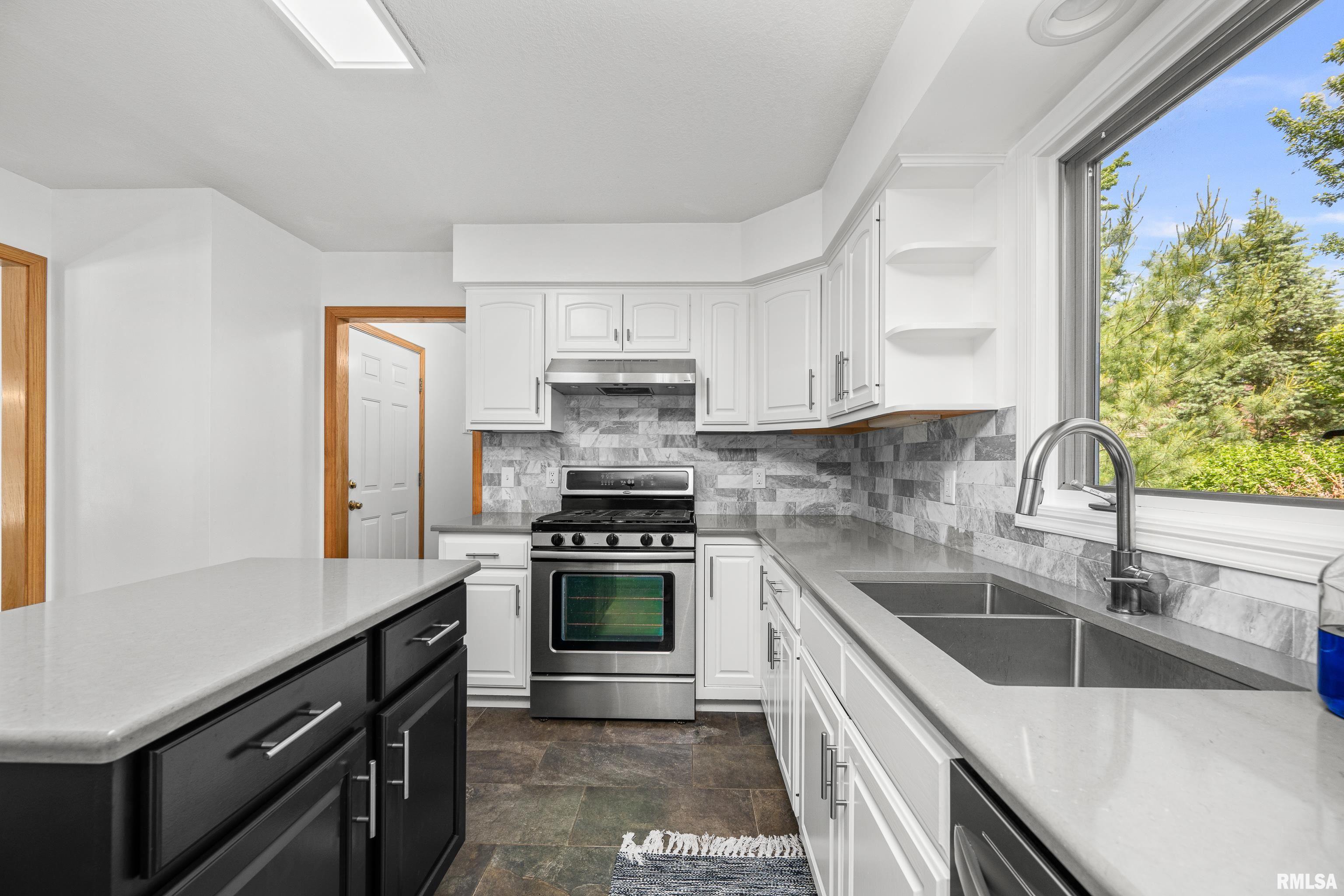 1201 Scenic Place, Le Claire, Iowa image 29