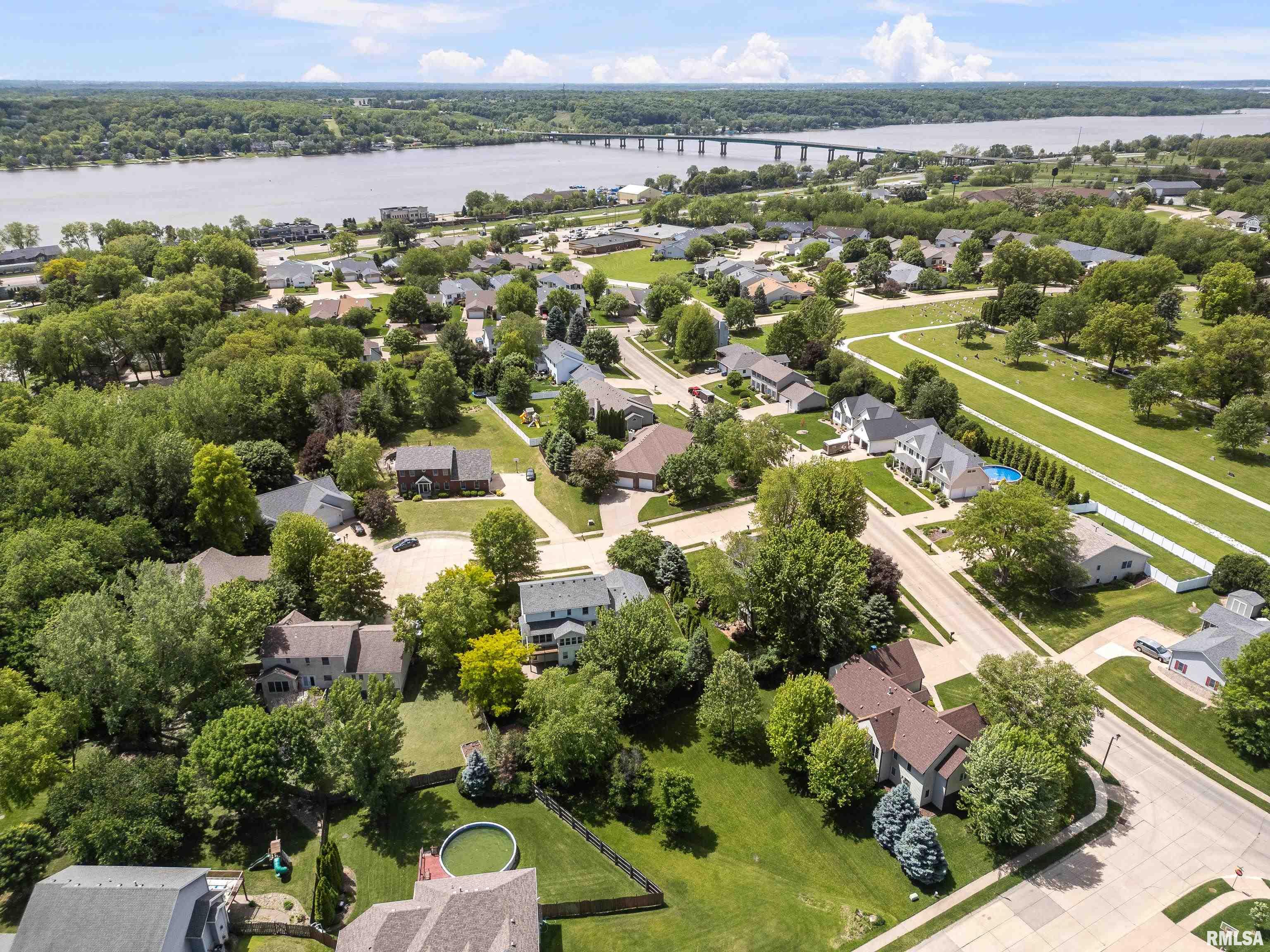 1201 Scenic Place, Le Claire, Iowa image 11