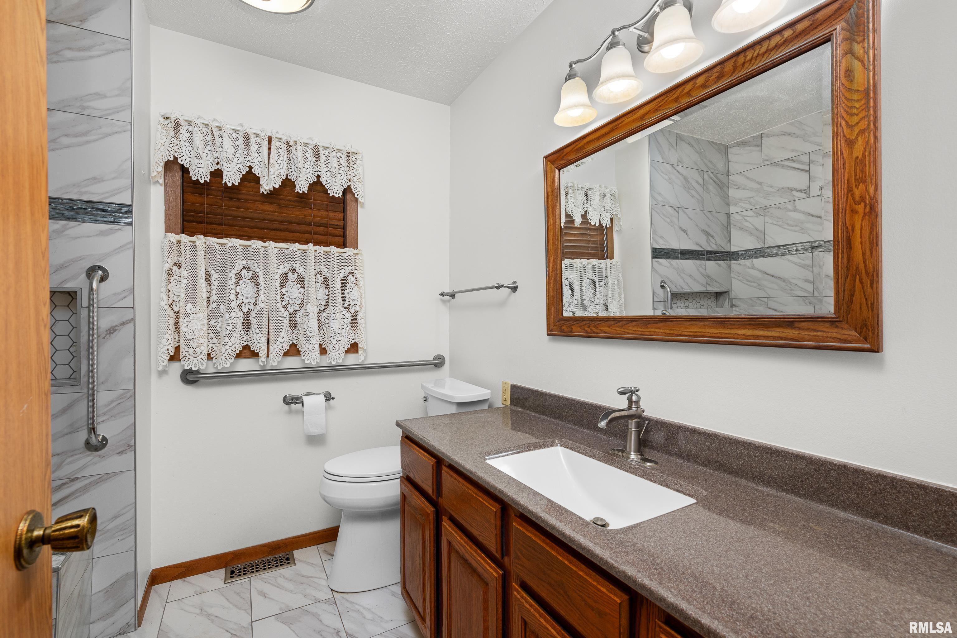 4208 Grove Court, Davenport, Iowa image 14
