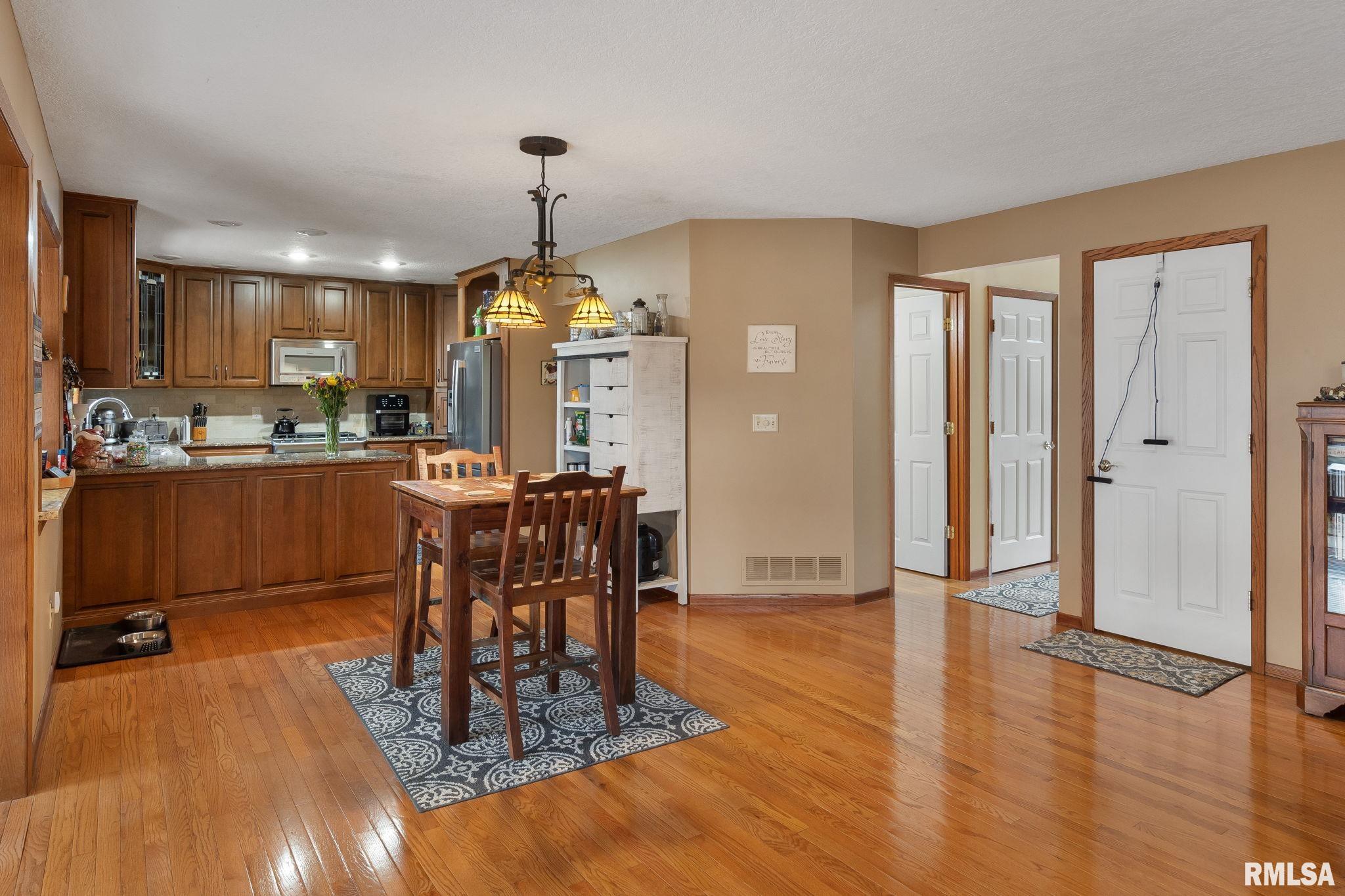 3630 Deer Springs Drive, Bettendorf, Iowa image 9