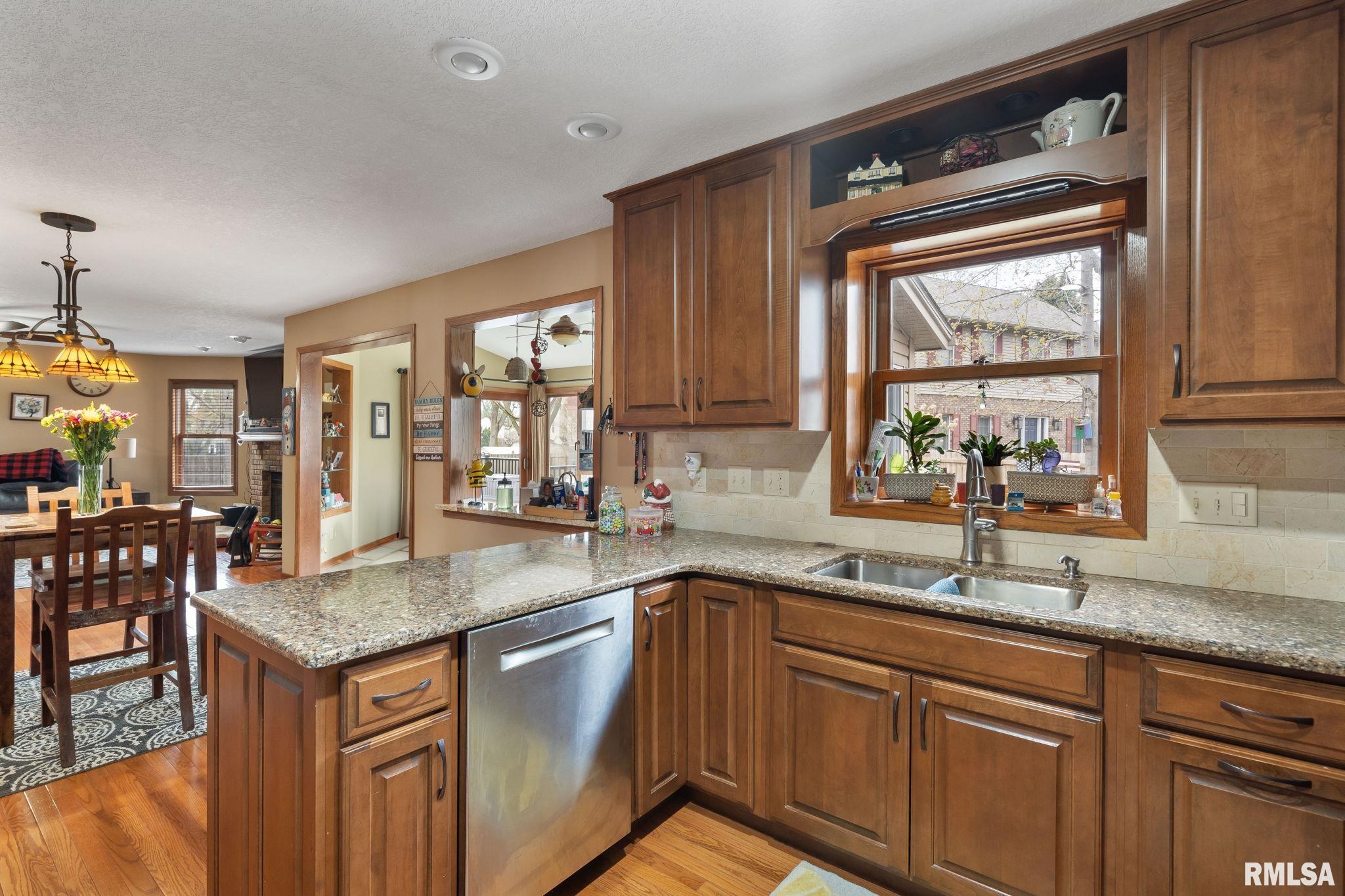 3630 Deer Springs Drive, Bettendorf, Iowa image 6