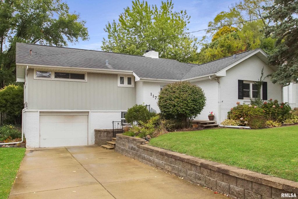 Photo of 117 GREENLAWN Court, East Peoria, IL 61611 (MLS # PA1261704)