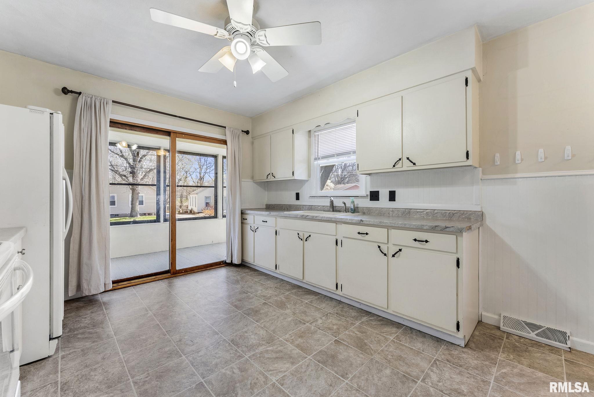 3019 4th Street A, East Moline, Illinois image 9