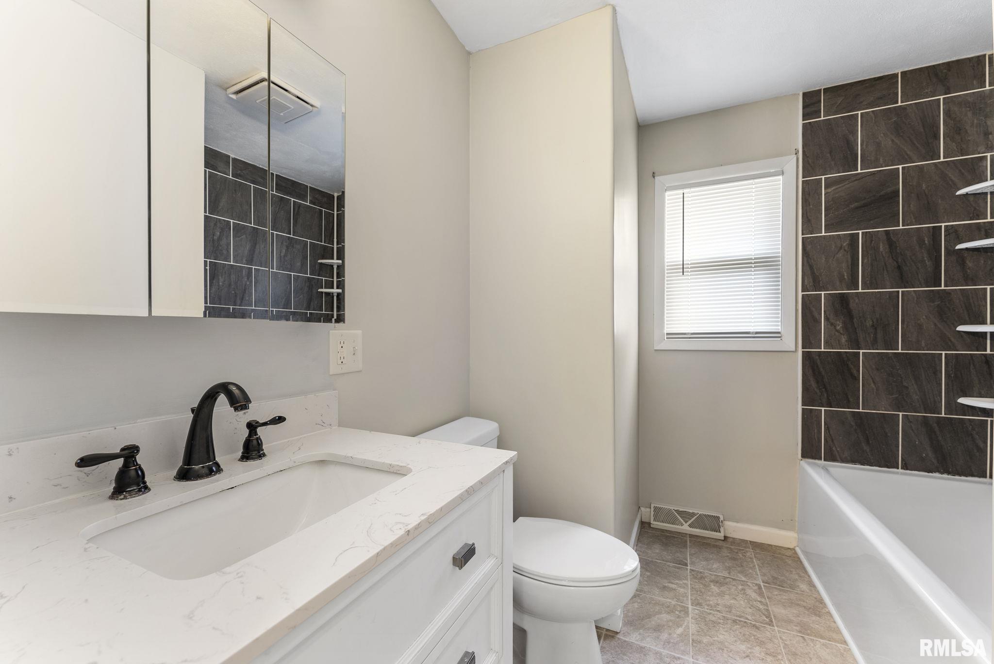 3019 4th Street A, East Moline, Illinois image 13