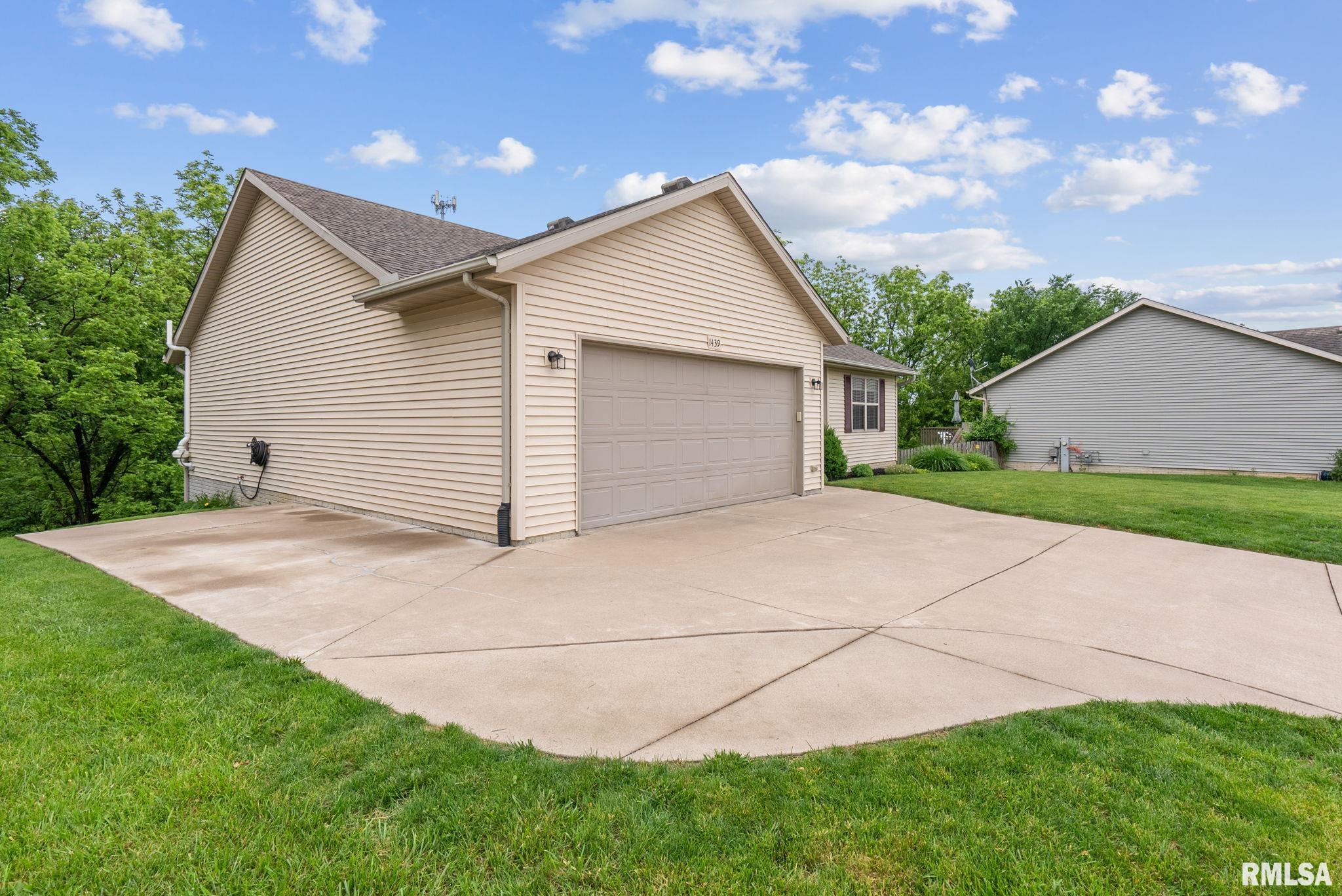 1439 Zenith Court, Davenport, Iowa image 2