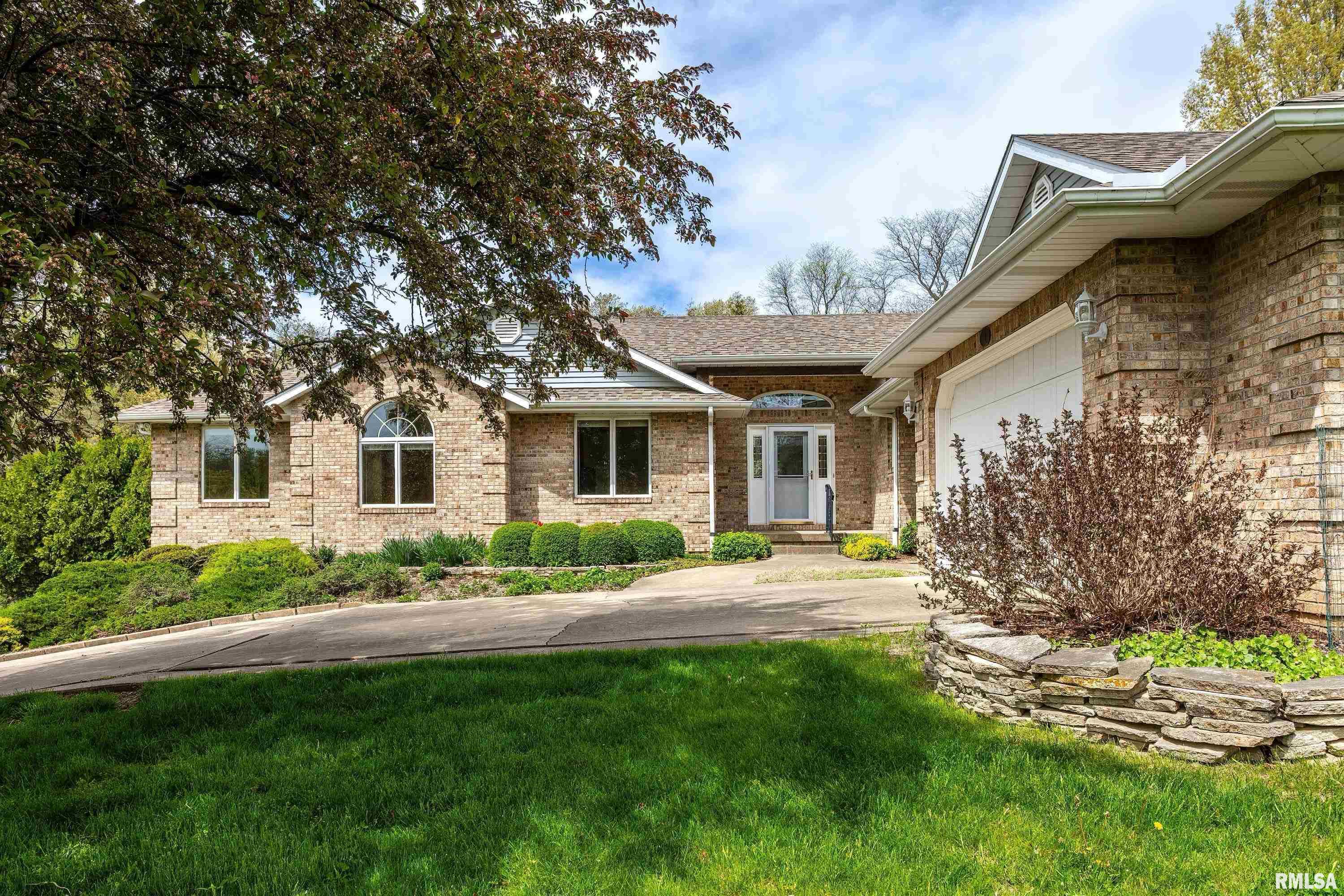 1 E Timberline Court, Blue Grass, Iowa image 3