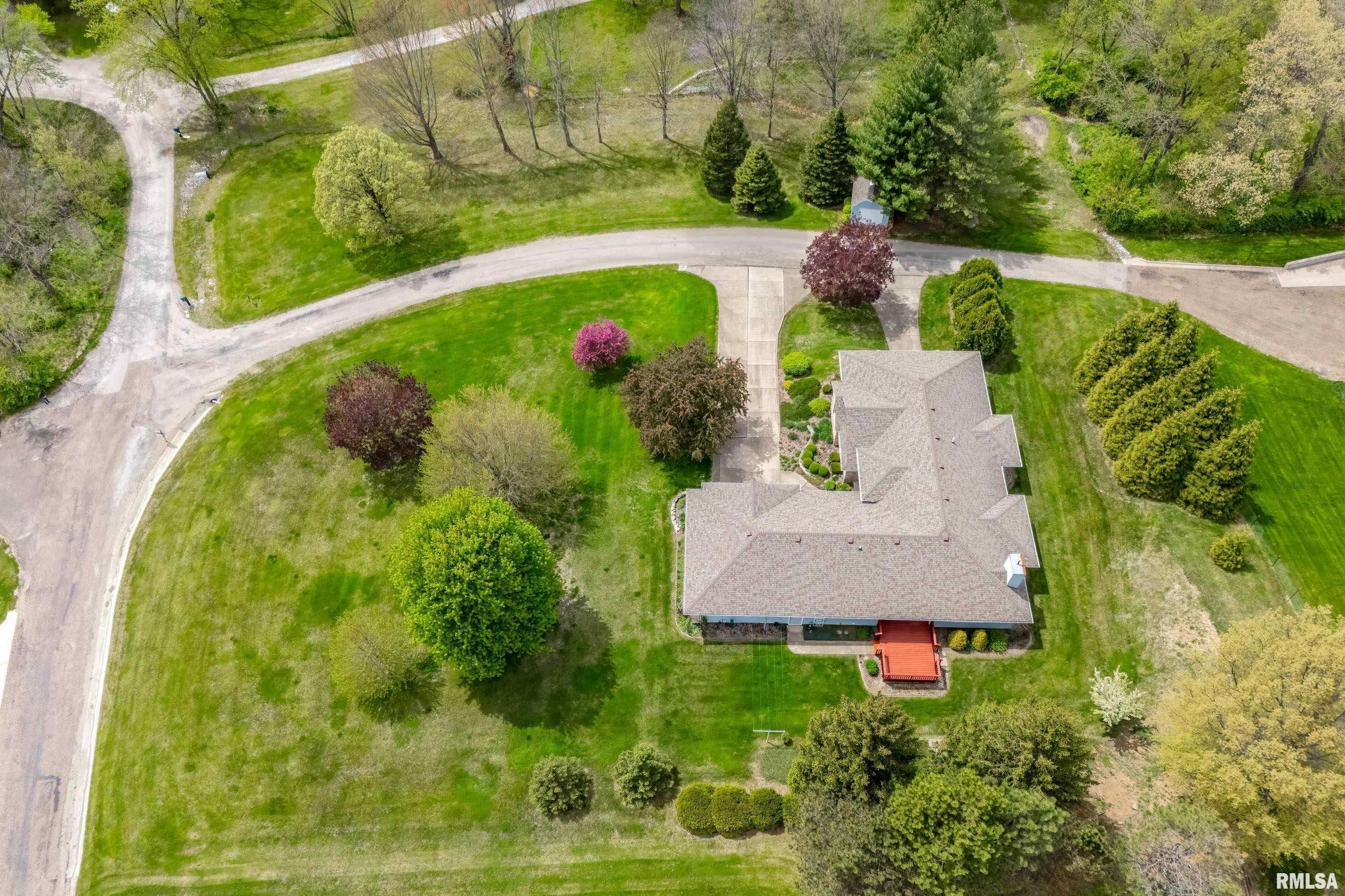 1 E Timberline Court, Blue Grass, Iowa image 2