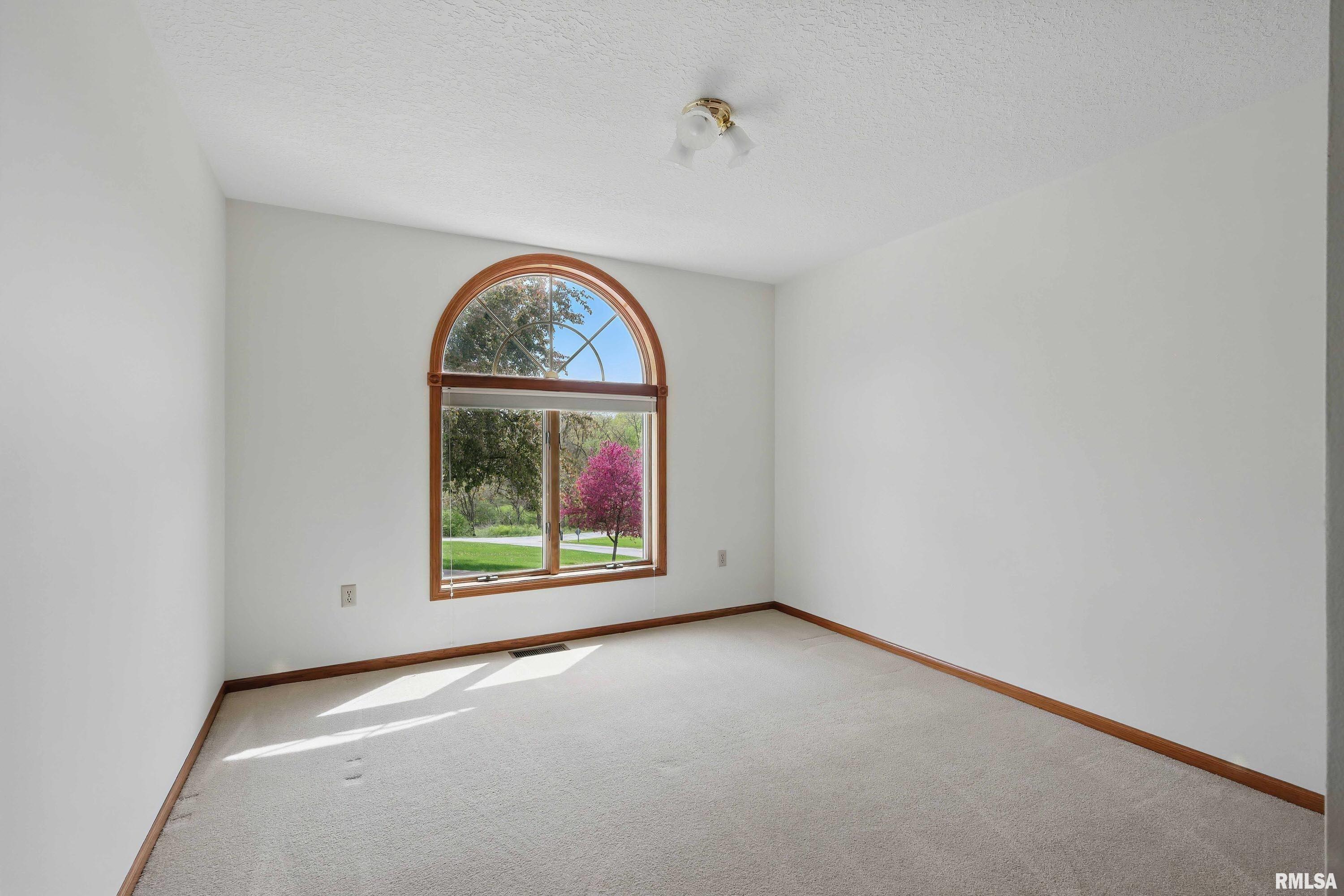 1 E Timberline Court, Blue Grass, Iowa image 32