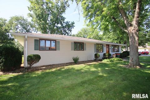 Homes For Sale - 2500 Willow Street<br/> Tazewell County, Pekin, IL 61554