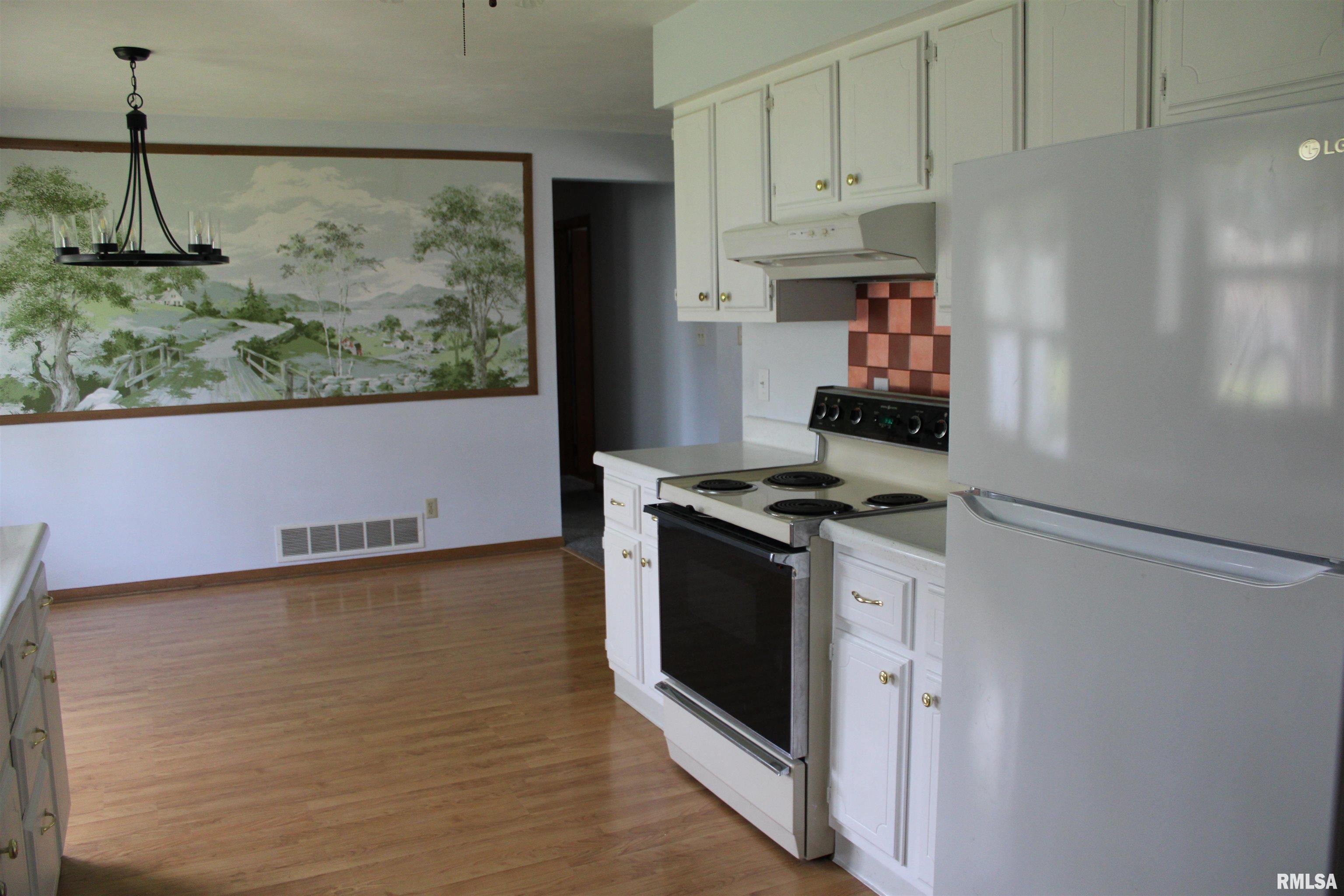 2107 W 38th Place, Davenport, Iowa image 11