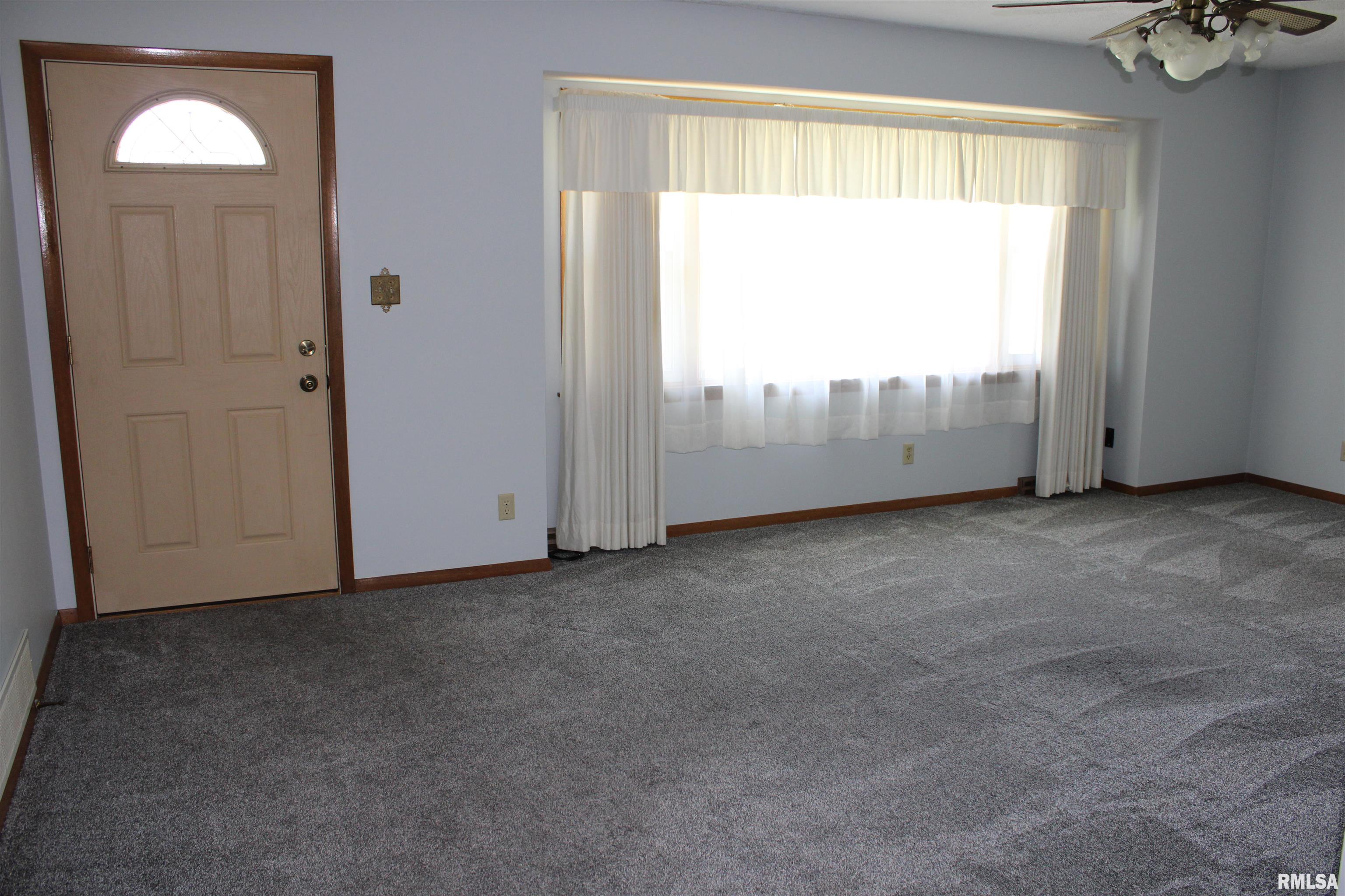 2107 W 38th Place, Davenport, Iowa image 2