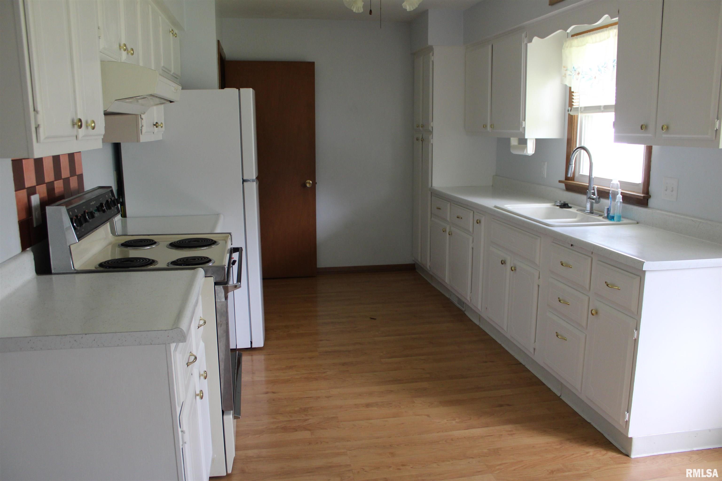 2107 W 38th Place, Davenport, Iowa image 10
