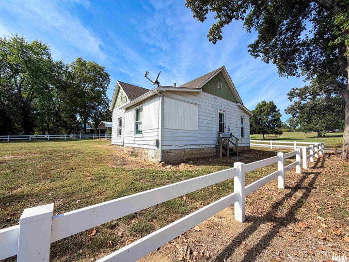 Photo 1 of 25 — 1613 ELDORADO Street, Eldorado, IL 62930