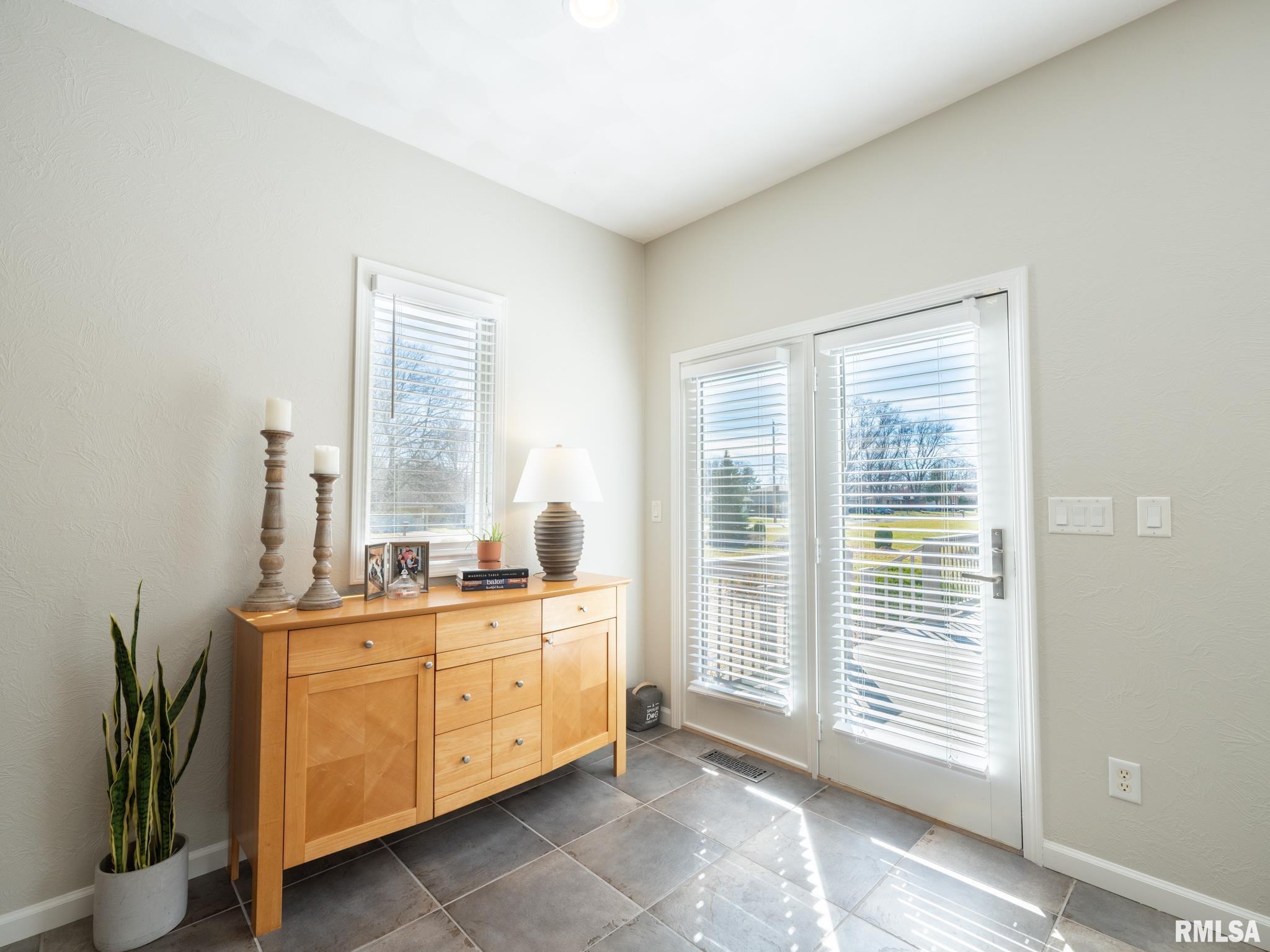 602 Country Club Lane, Pekin, Illinois image 11