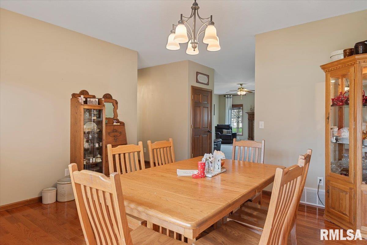 29 Elizabeth Place, Jacksonville, Illinois image 4
