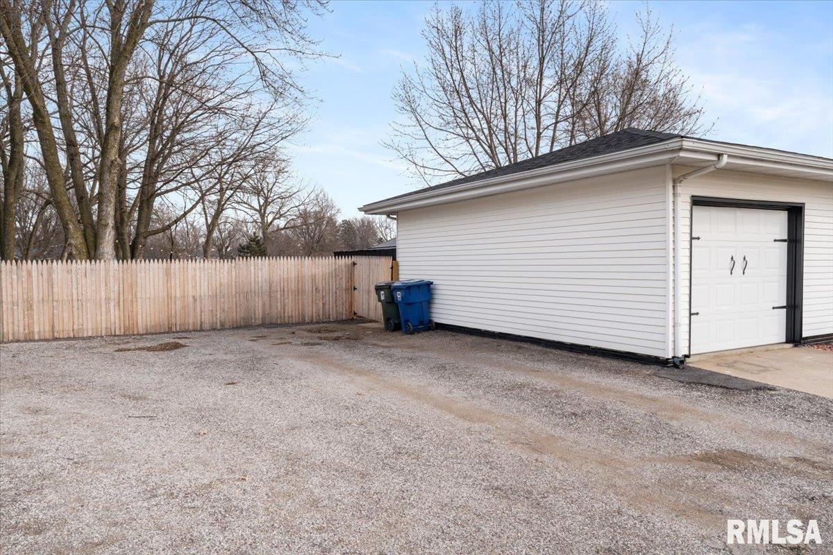 6121 W 61st Place, Davenport, Iowa image 3