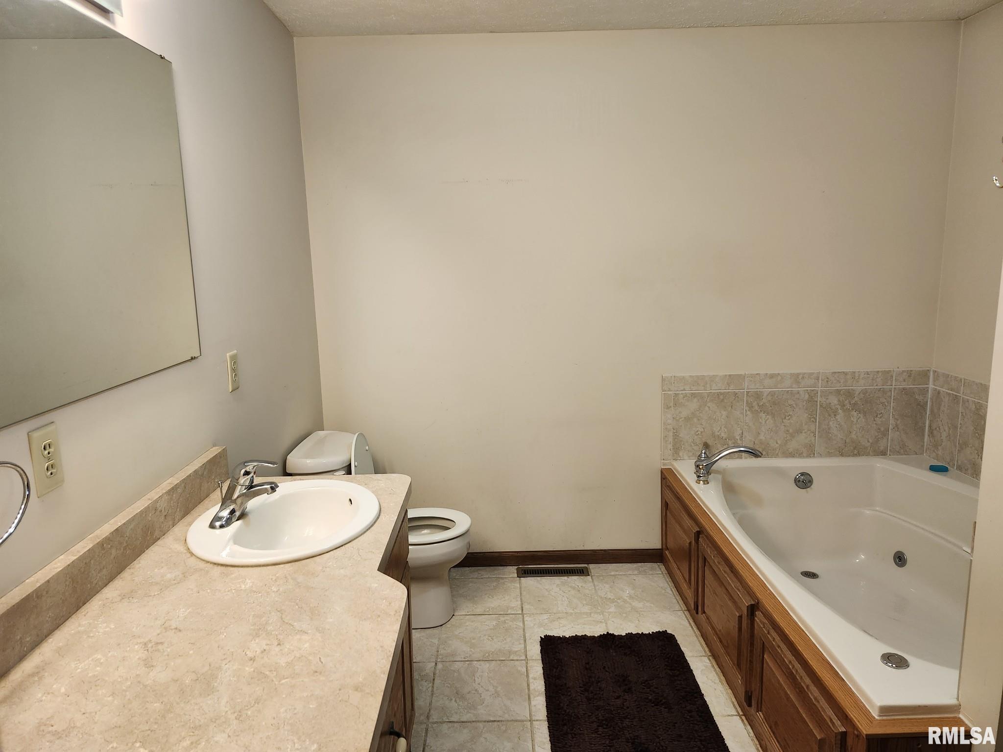 8956 Strawberry Lane, Dawson, Illinois image 23