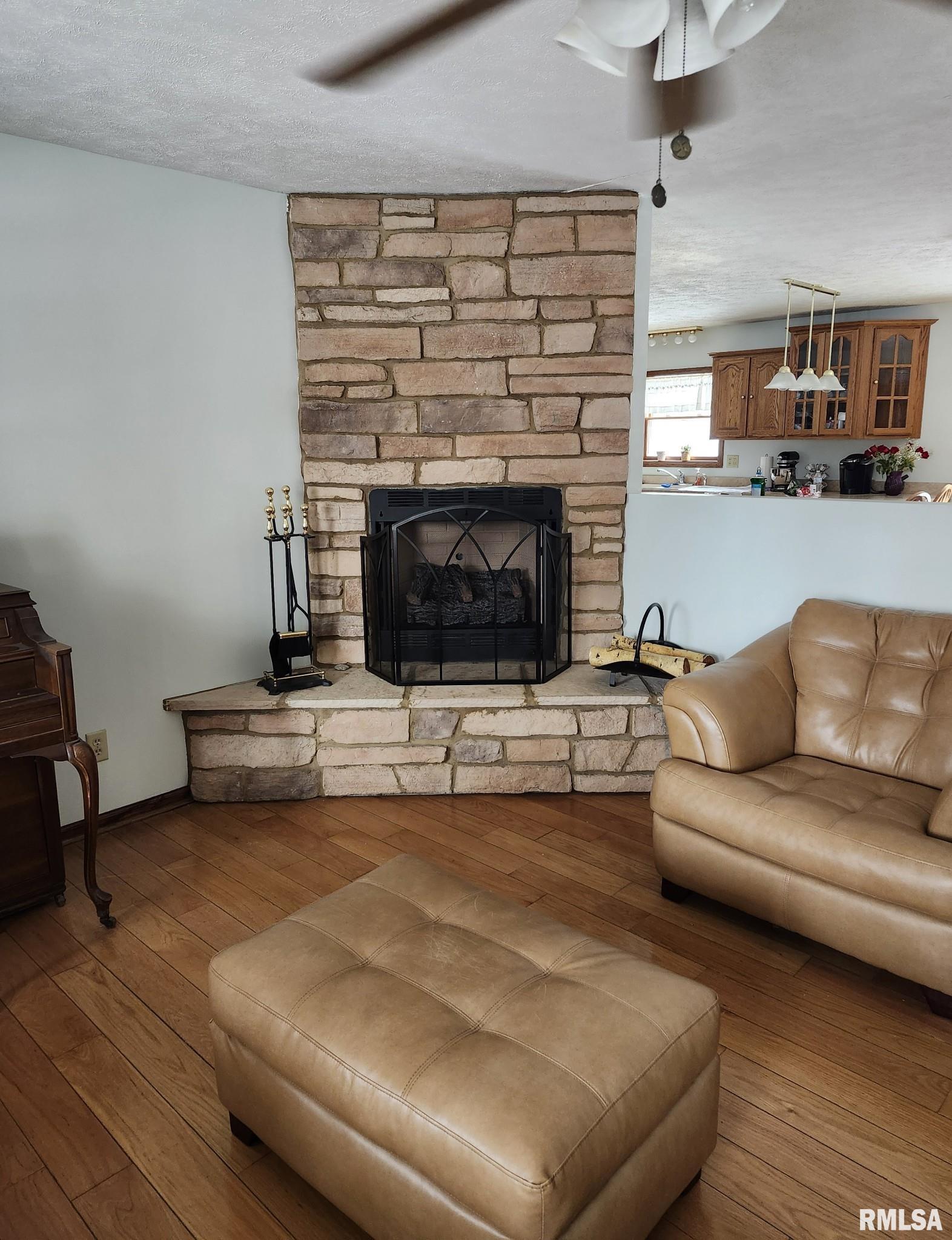 8956 Strawberry Lane, Dawson, Illinois image 5