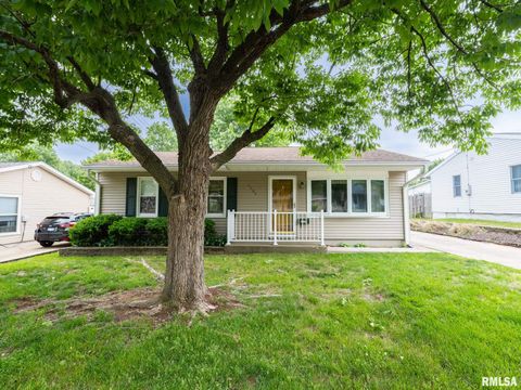 Homes For Sale - 1704 Englewood Terrace<br/> Tazewell County, Pekin, IL 61554