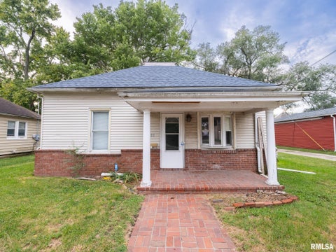 Homes For Sale - 305 S 12th Street<br/> Pekin, IL 61554