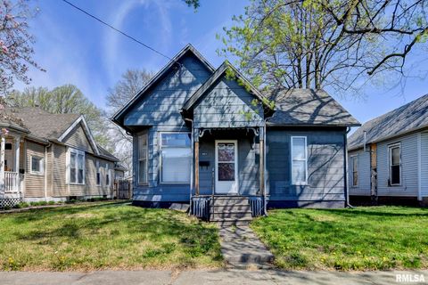 Photo of 803 E PARK Street, Taylorville, IL 62568 (MLS # CA1042937)