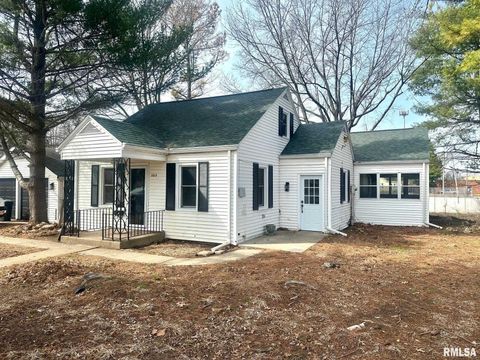 Homes For Sale - 585 Cherry Street<br/> Jacksonville, IL 62650