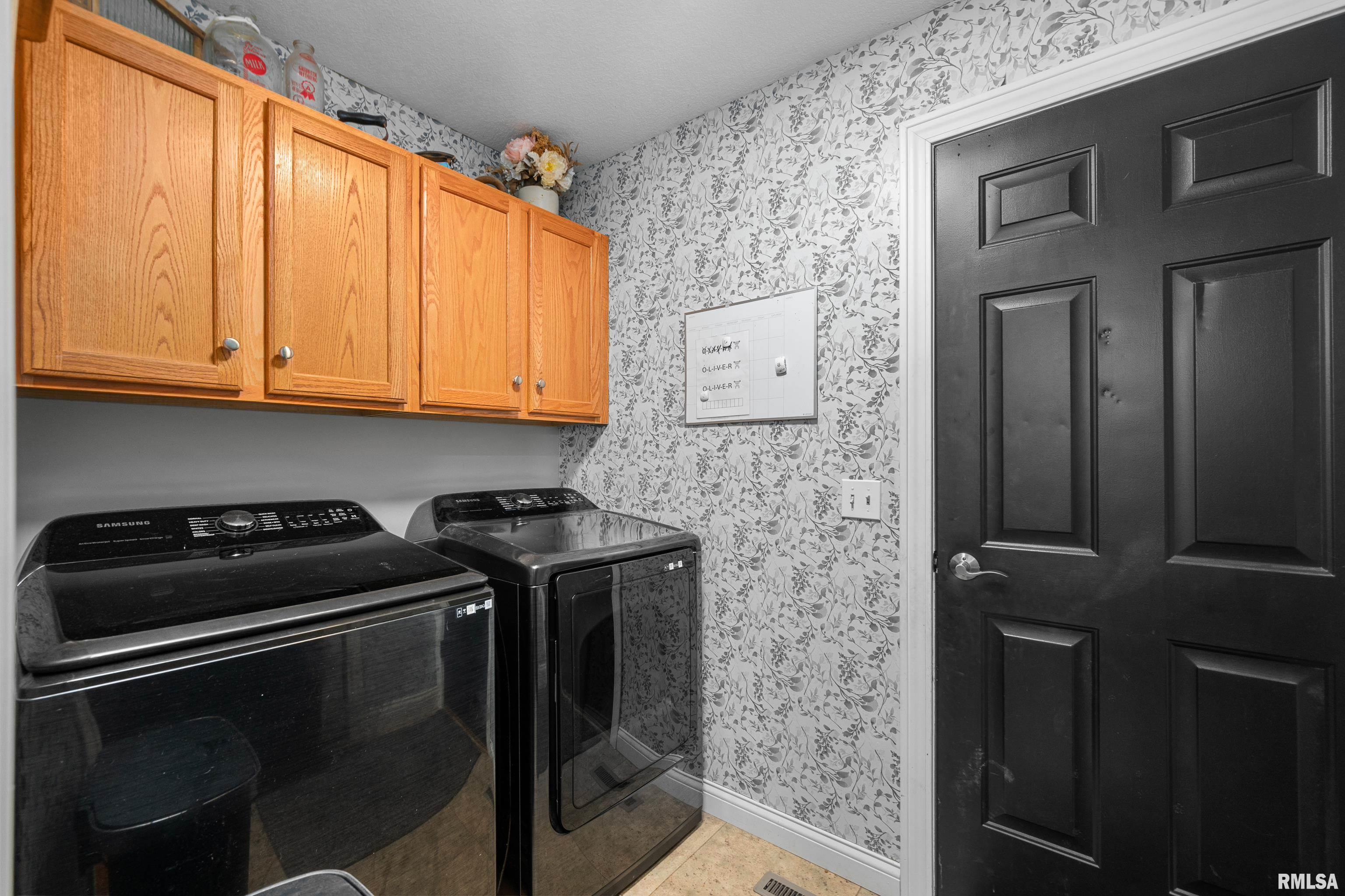 409 W Pinehurst Drive, Eldridge, Iowa image 32