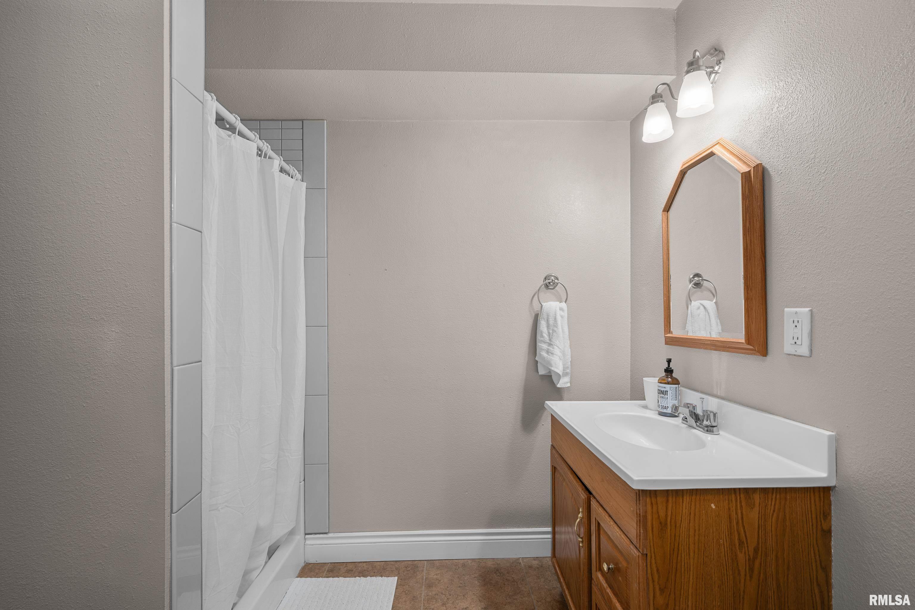 409 W Pinehurst Drive, Eldridge, Iowa image 27
