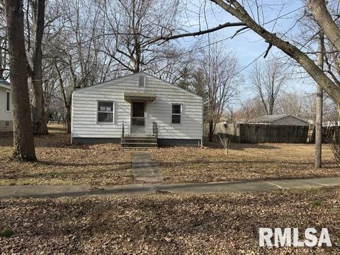 Homes For Sale - 113 S Maple Street<br/> Stonington, IL 62567