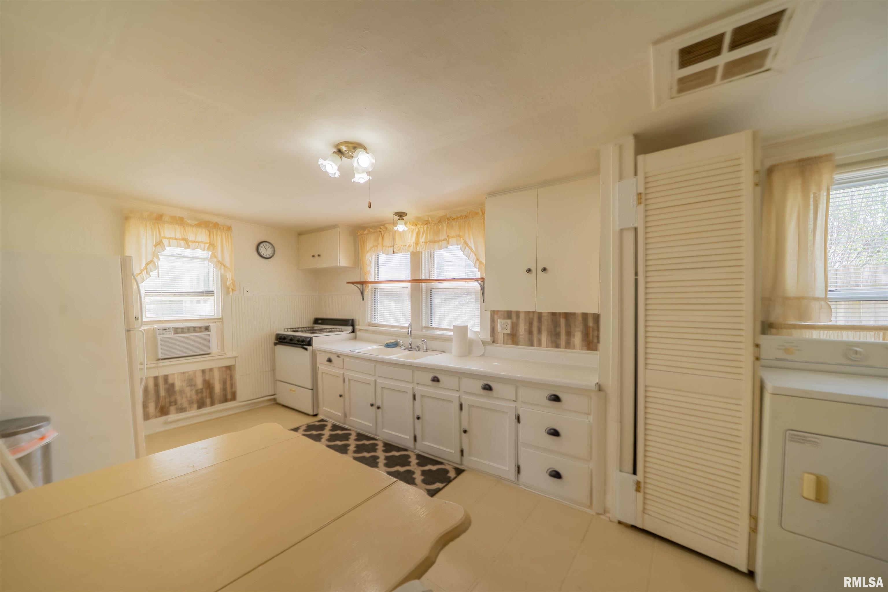 212 S Cone Street, Farmington, Illinois image 11