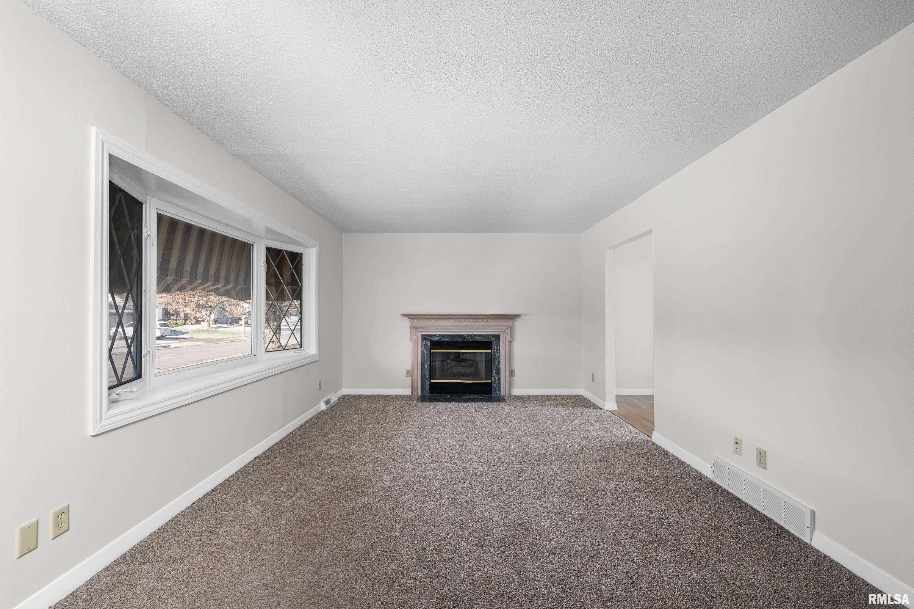 3309 S Hampton Drive, Bettendorf, Iowa image 3