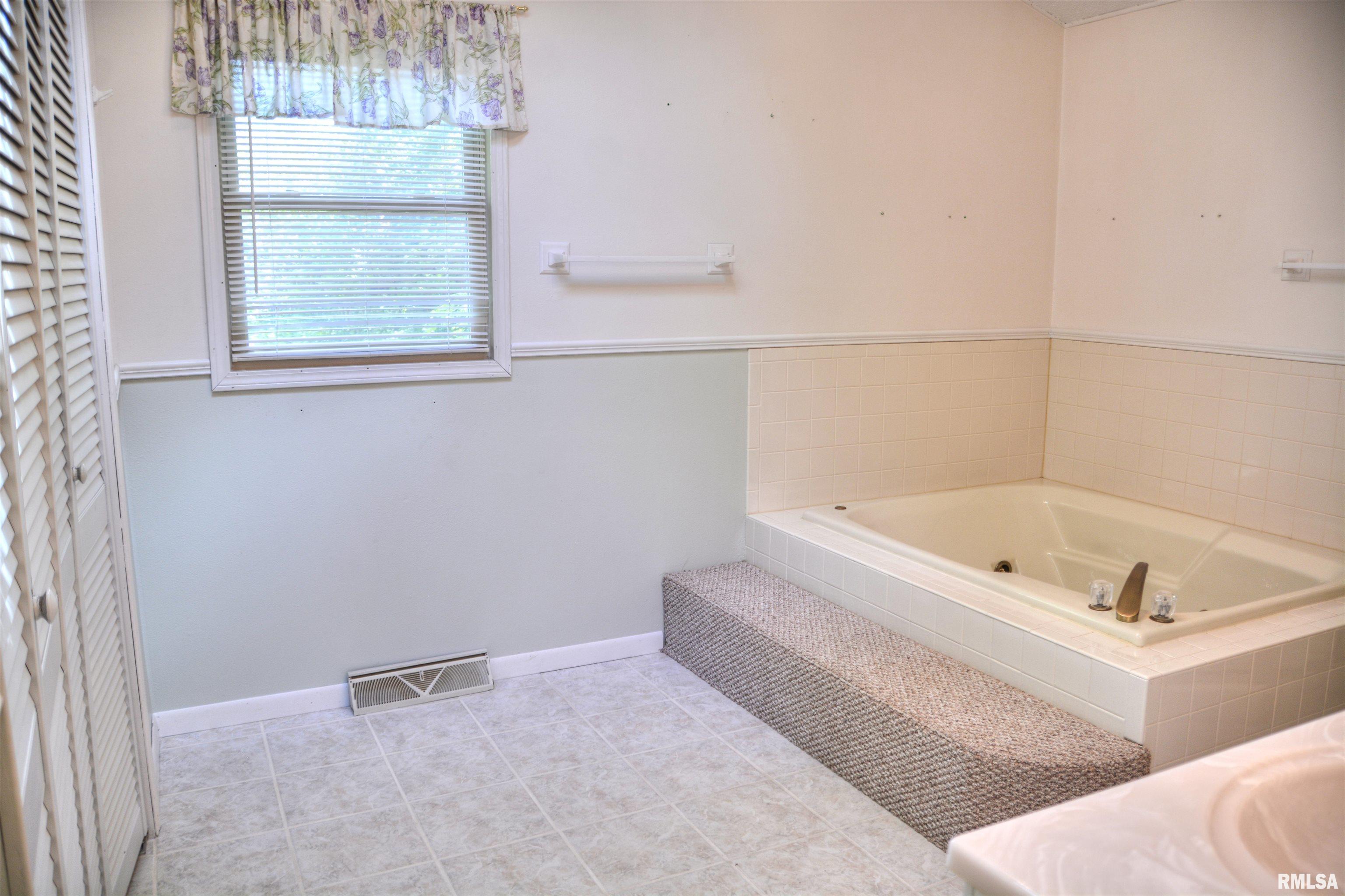 298 Jana Road, Macomb, Illinois image 17