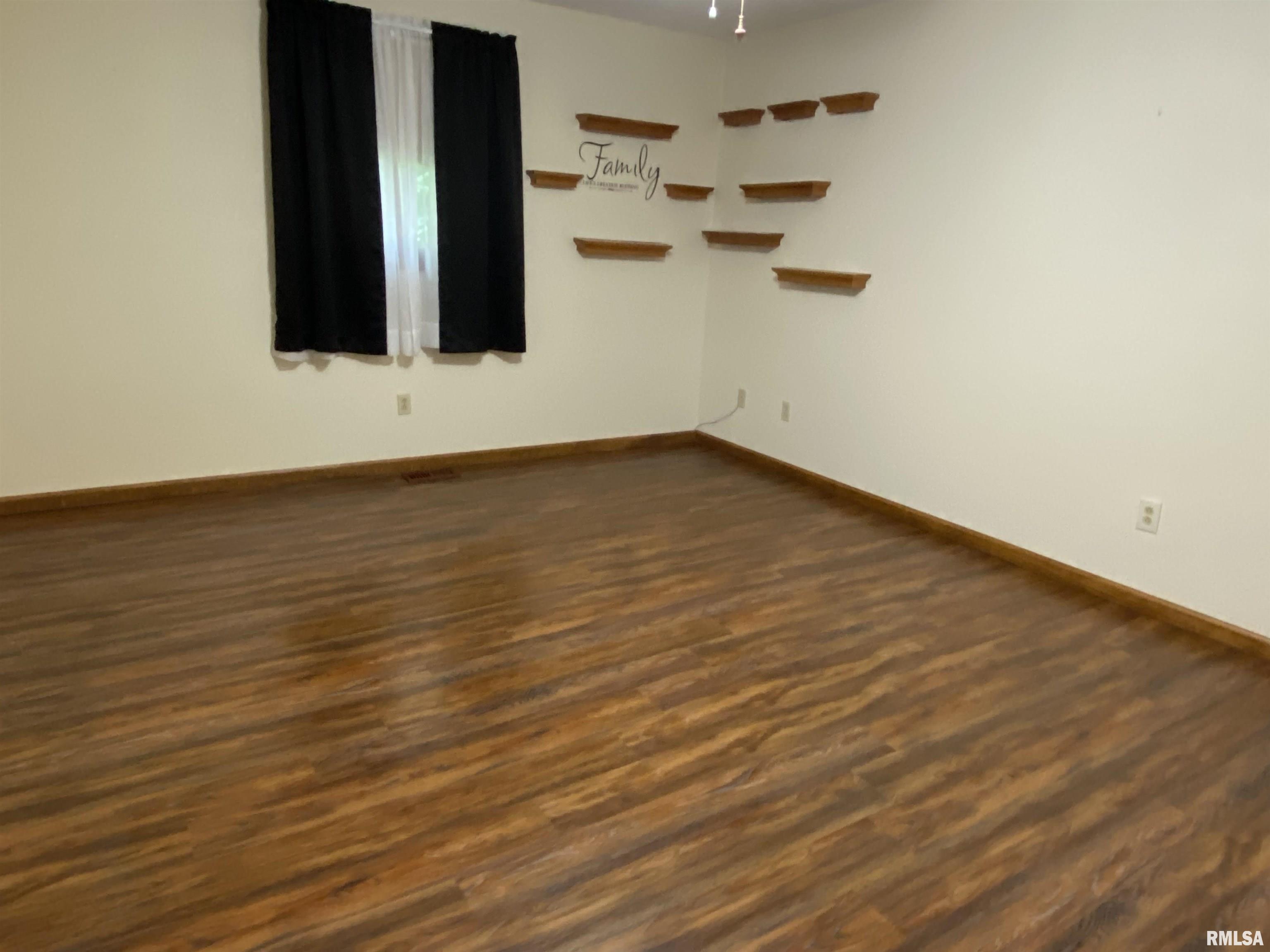 1661 E Myrtle Street, Canton, Illinois image 17