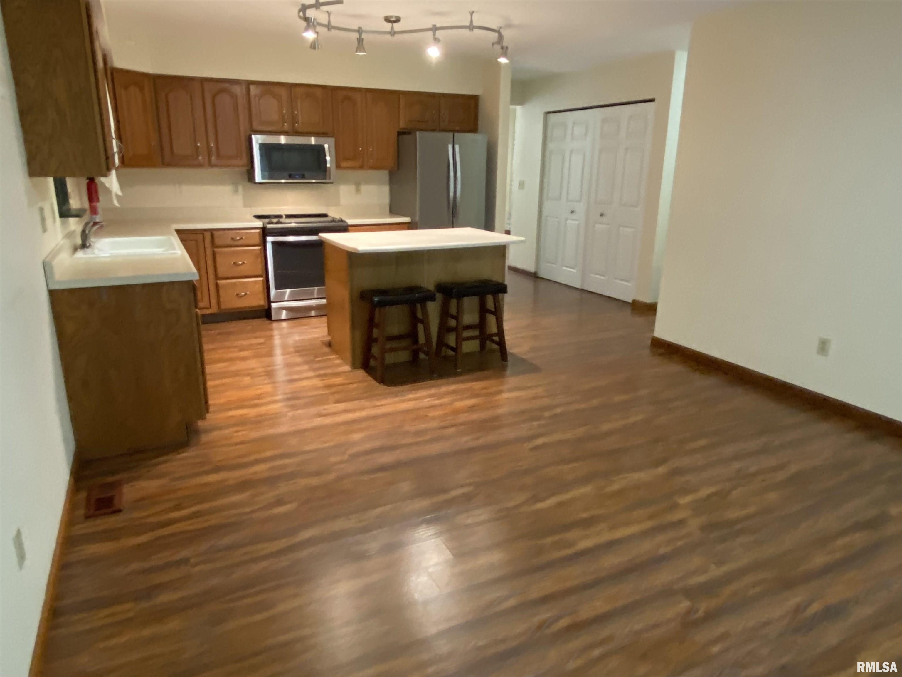 1661 E Myrtle Street, Canton, Illinois image 9