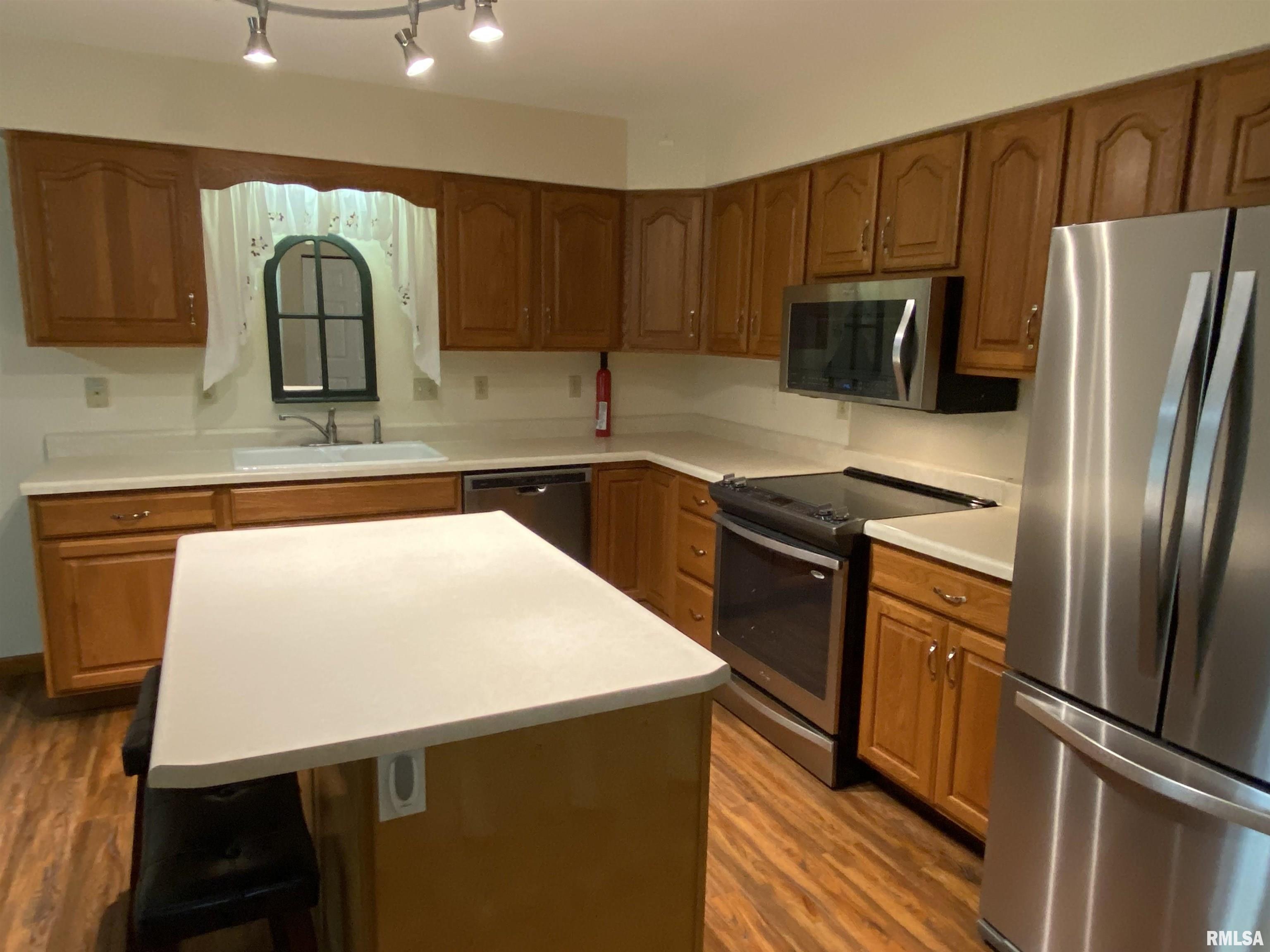1661 E Myrtle Street, Canton, Illinois image 8