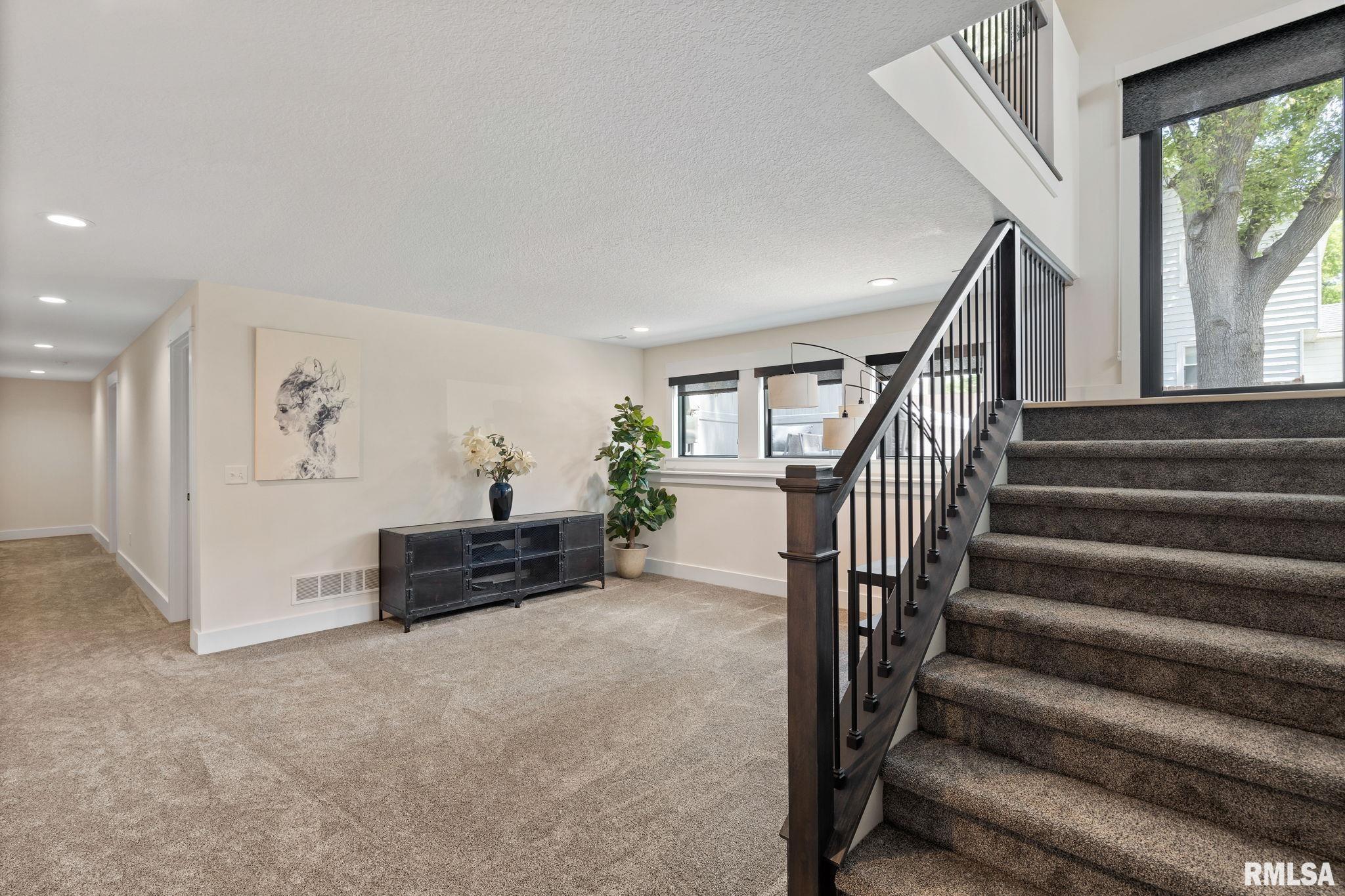 684 Holmes Street, Bettendorf, Iowa image 30