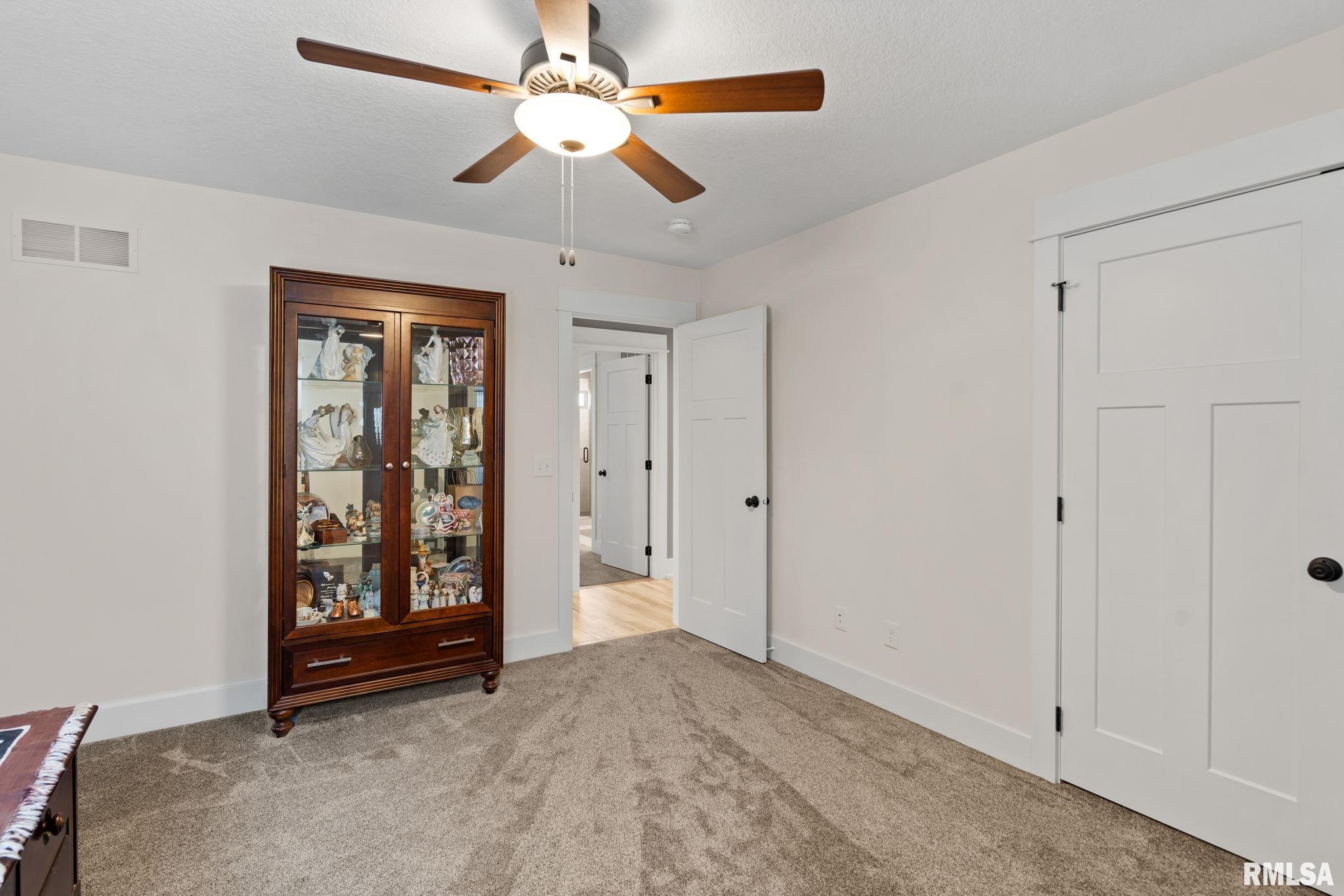 684 Holmes Street, Bettendorf, Iowa image 25