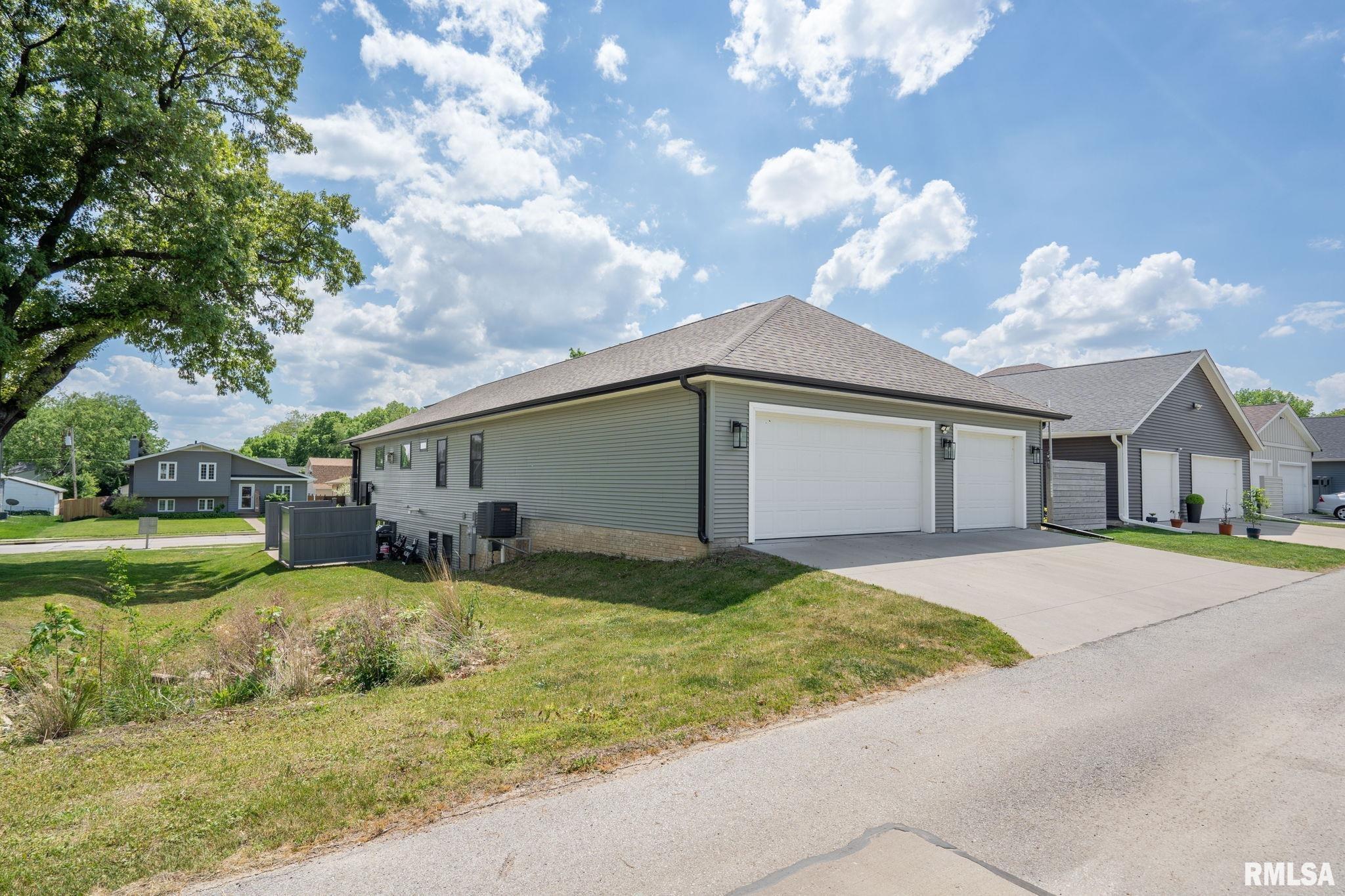 684 Holmes Street, Bettendorf, Iowa image 48
