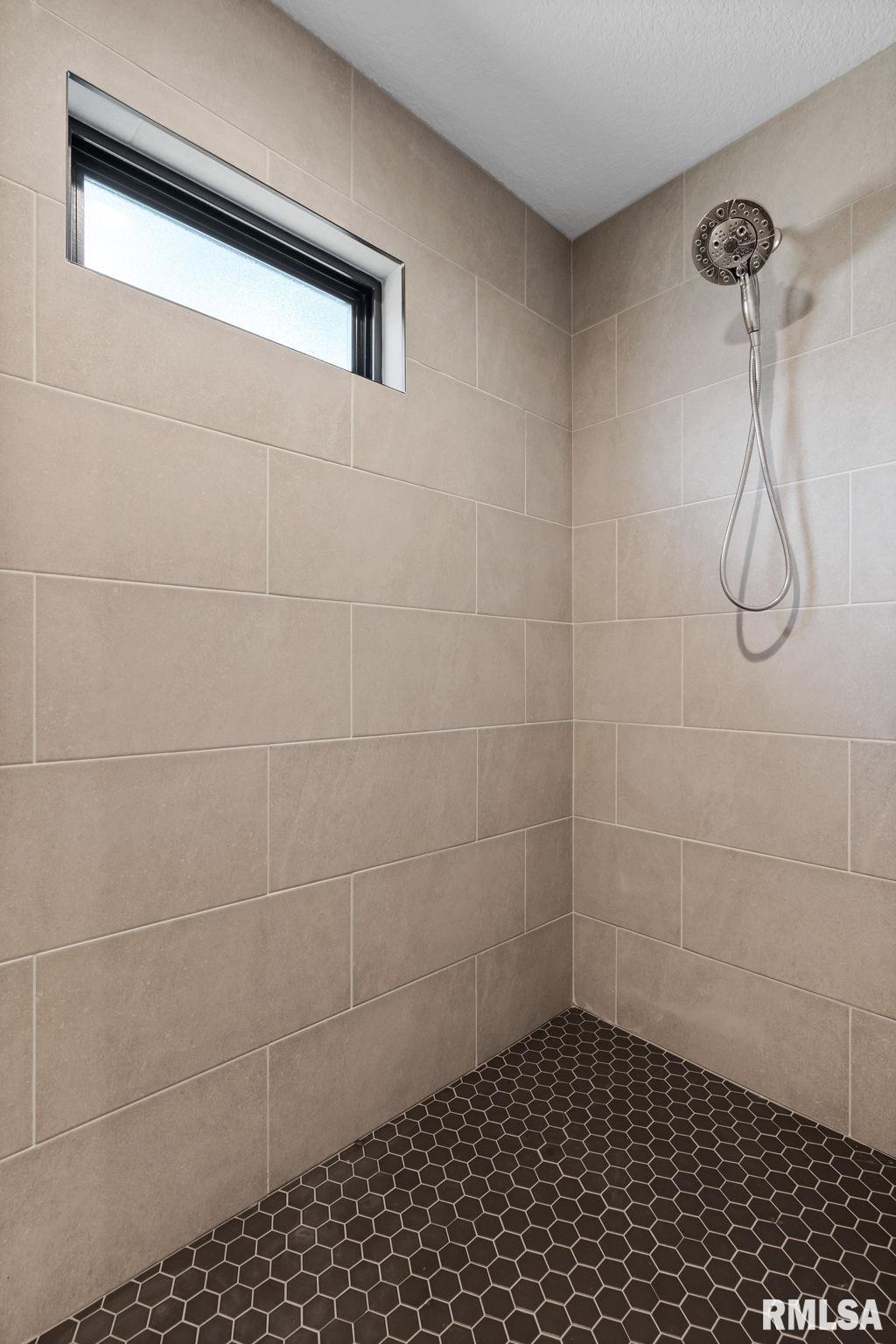 684 Holmes Street, Bettendorf, Iowa image 21