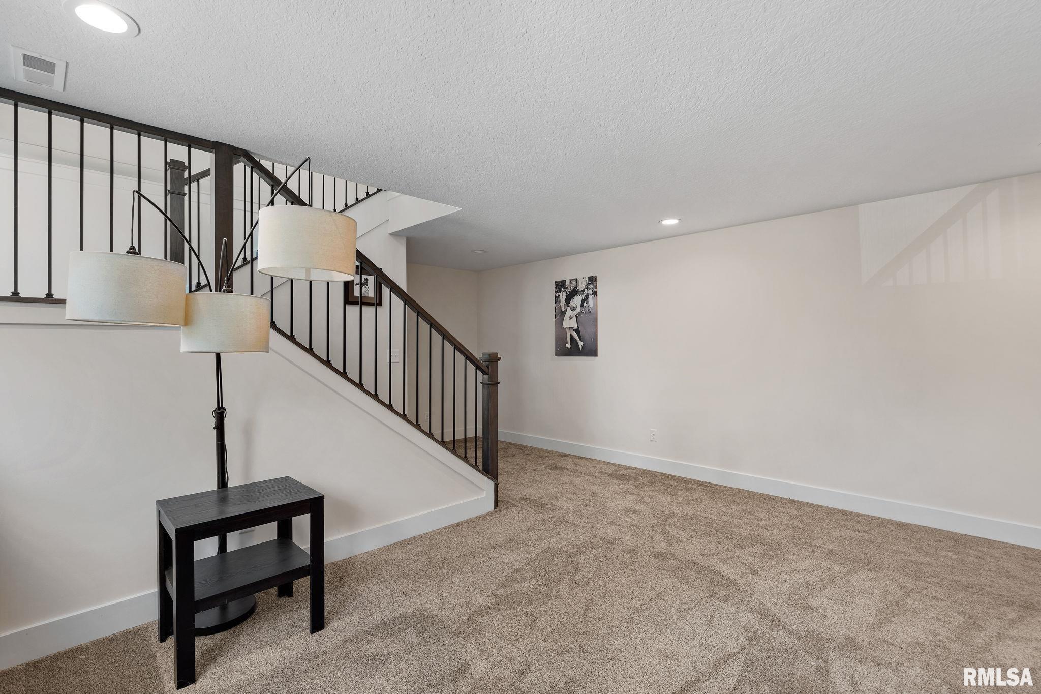 684 Holmes Street, Bettendorf, Iowa image 32