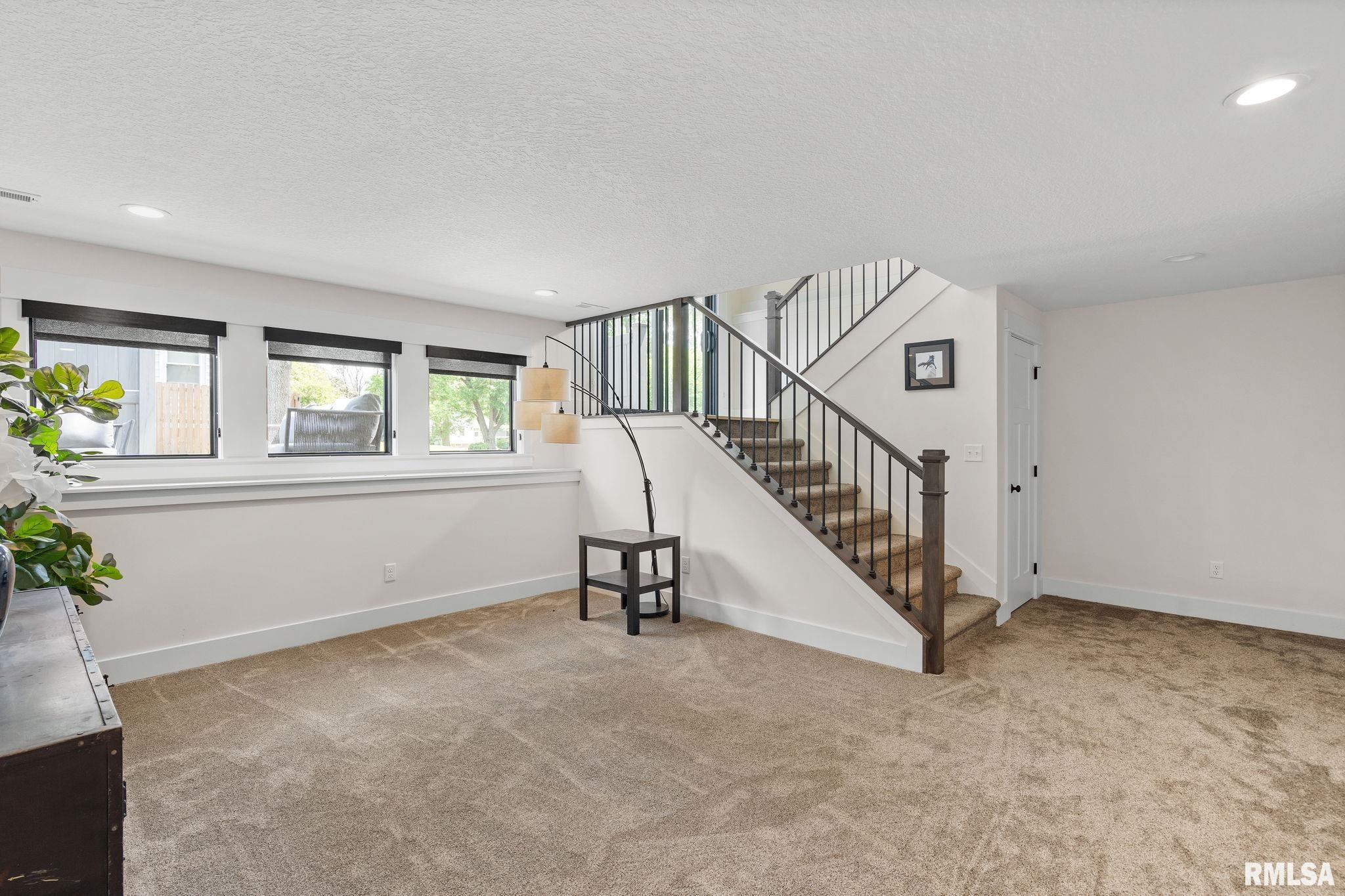 684 Holmes Street, Bettendorf, Iowa image 31