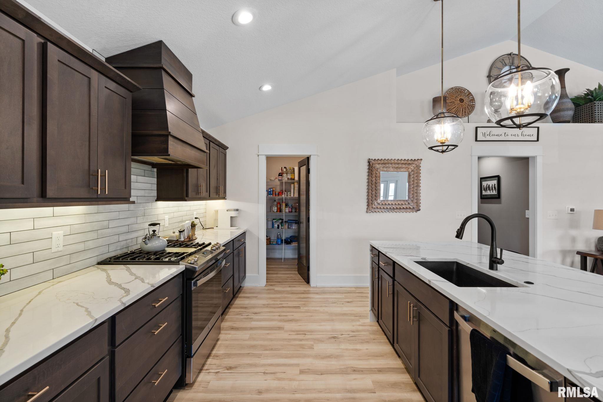 684 Holmes Street, Bettendorf, Iowa image 13