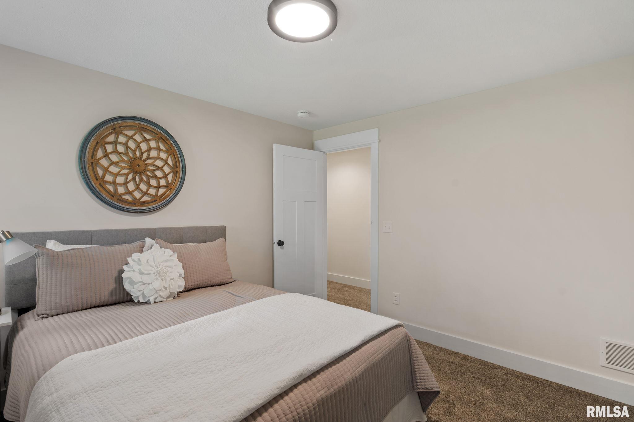 684 Holmes Street, Bettendorf, Iowa image 34